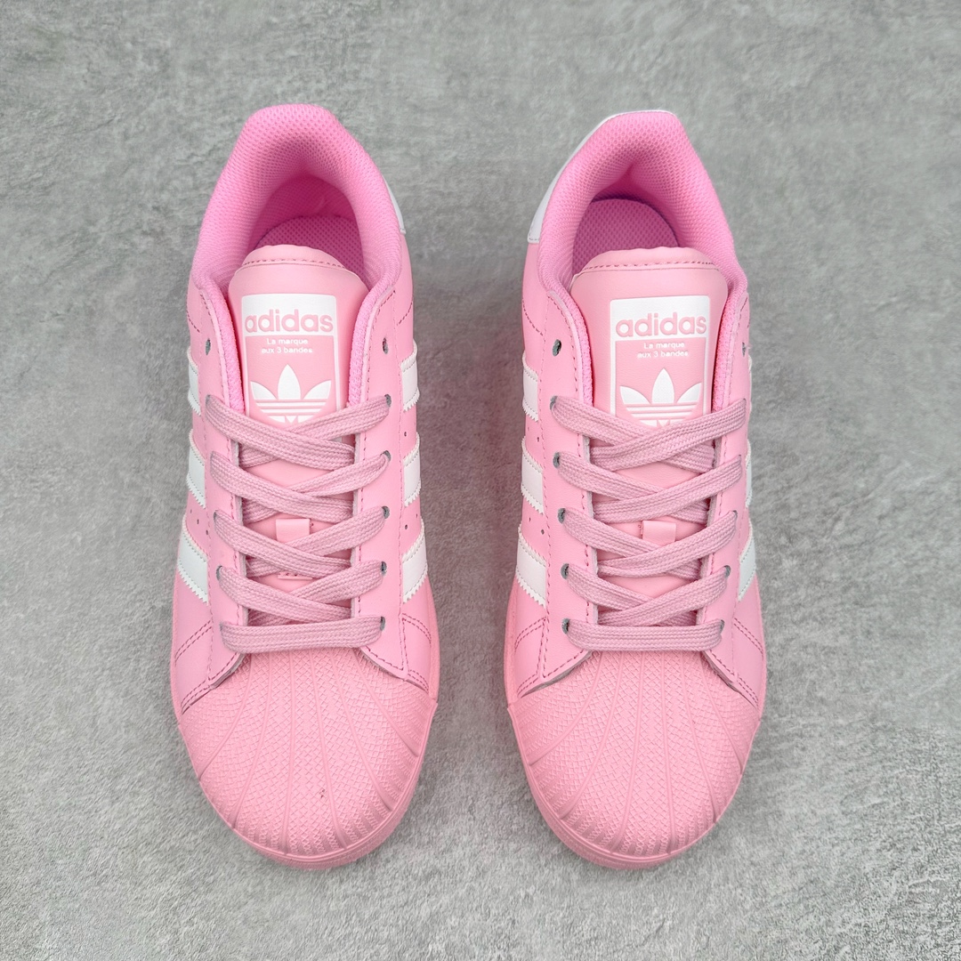 图片[2]-AD Originals Superstar 经典复古贝壳头厚底板鞋 ID5733 诞生于1969年 是第一双将全皮面鞋 身与橡胶鞋头结合在一起的低帮篮球鞋 Superstar最开始 是作为高帮篮球鞋Pro Model的低帮版本而出现的 但因为其独特和醒目的橡胶鞋头造型而让大家熟知 被大家形象地称为\\\”shelltoe\\\”贝壳头 在70年代的美国职业篮球场上 接近3/4的NBA球员都将这双Superstar作为场上用鞋 80年代之后 经过不断的改良和发展 Superstar逐渐成为横跨时装、音乐、街头文化、休闲和运动等各大领域的时尚潮鞋 尺码：36 36.5 37 38 38.5 39 40 40.5 41 42 42.5 43 44 44.5 45-选品中心