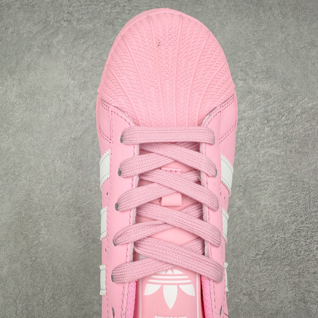 图片[4]-AD Originals Superstar 经典复古贝壳头厚底板鞋 ID5733 诞生于1969年 是第一双将全皮面鞋 身与橡胶鞋头结合在一起的低帮篮球鞋 Superstar最开始 是作为高帮篮球鞋Pro Model的低帮版本而出现的 但因为其独特和醒目的橡胶鞋头造型而让大家熟知 被大家形象地称为\\\”shelltoe\\\”贝壳头 在70年代的美国职业篮球场上 接近3/4的NBA球员都将这双Superstar作为场上用鞋 80年代之后 经过不断的改良和发展 Superstar逐渐成为横跨时装、音乐、街头文化、休闲和运动等各大领域的时尚潮鞋 尺码：36 36.5 37 38 38.5 39 40 40.5 41 42 42.5 43 44 44.5 45-选品中心