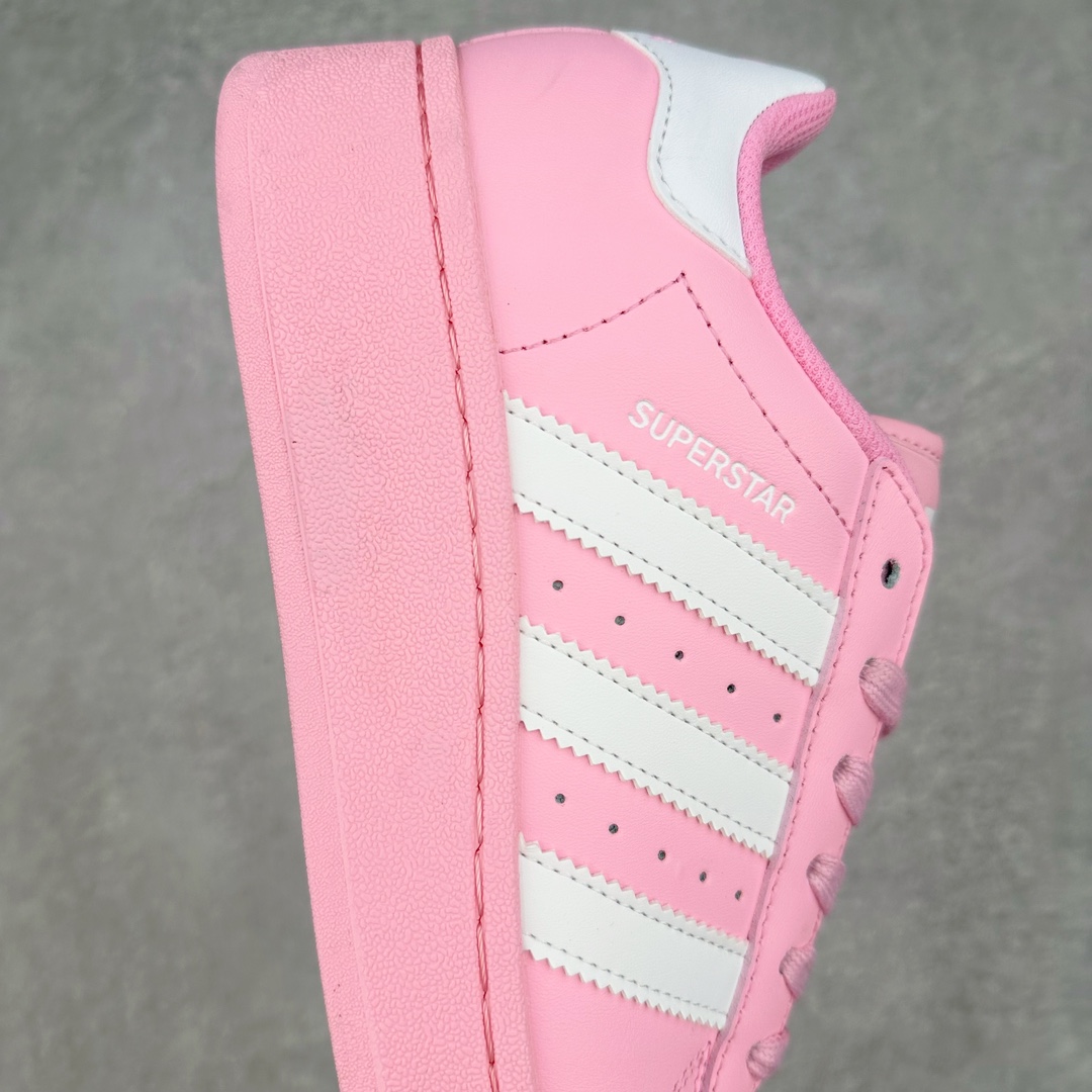 图片[6]-AD Originals Superstar 经典复古贝壳头厚底板鞋 ID5733 诞生于1969年 是第一双将全皮面鞋 身与橡胶鞋头结合在一起的低帮篮球鞋 Superstar最开始 是作为高帮篮球鞋Pro Model的低帮版本而出现的 但因为其独特和醒目的橡胶鞋头造型而让大家熟知 被大家形象地称为\\\”shelltoe\\\”贝壳头 在70年代的美国职业篮球场上 接近3/4的NBA球员都将这双Superstar作为场上用鞋 80年代之后 经过不断的改良和发展 Superstar逐渐成为横跨时装、音乐、街头文化、休闲和运动等各大领域的时尚潮鞋 尺码：36 36.5 37 38 38.5 39 40 40.5 41 42 42.5 43 44 44.5 45-选品中心