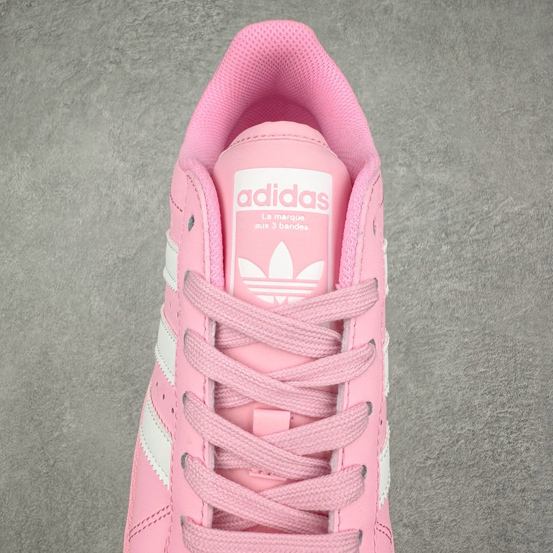 图片[5]-AD Originals Superstar 经典复古贝壳头厚底板鞋 ID5733 诞生于1969年 是第一双将全皮面鞋 身与橡胶鞋头结合在一起的低帮篮球鞋 Superstar最开始 是作为高帮篮球鞋Pro Model的低帮版本而出现的 但因为其独特和醒目的橡胶鞋头造型而让大家熟知 被大家形象地称为\\\”shelltoe\\\”贝壳头 在70年代的美国职业篮球场上 接近3/4的NBA球员都将这双Superstar作为场上用鞋 80年代之后 经过不断的改良和发展 Superstar逐渐成为横跨时装、音乐、街头文化、休闲和运动等各大领域的时尚潮鞋 尺码：36 36.5 37 38 38.5 39 40 40.5 41 42 42.5 43 44 44.5 45-选品中心