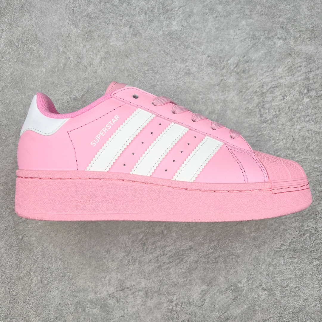 AD Originals Superstar 经典复古贝壳头厚底板鞋 ID5733 诞生于1969年 是第一双将全皮面鞋 身与橡胶鞋头结合在一起的低帮篮球鞋 Superstar最开始 是作为高帮篮球鞋Pro Model的低帮版本而出现的 但因为其独特和醒目的橡胶鞋头造型而让大家熟知 被大家形象地称为\\\”shelltoe\\\”贝壳头 在70年代的美国职业篮球场上 接近3/4的NBA球员都将这双Superstar作为场上用鞋 80年代之后 经过不断的改良和发展 Superstar逐渐成为横跨时装、音乐、街头文化、休闲和运动等各大领域的时尚潮鞋 尺码：36 36.5 37 38 38.5 39 40 40.5 41 42 42.5 43 44 44.5 45-选品中心