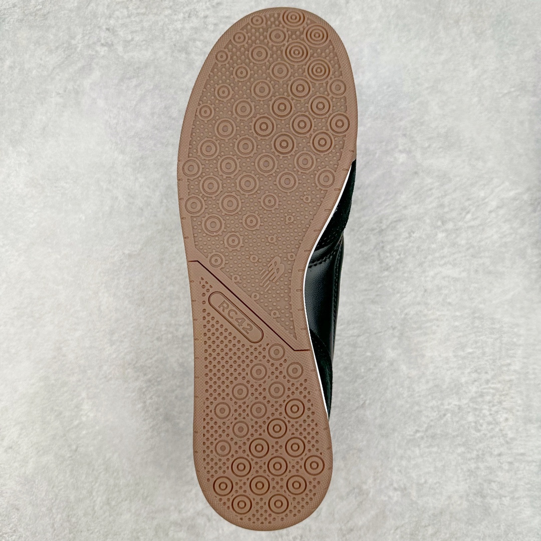 图片[9]-New Balance URC42 NB复古跑鞋 绒布拼接舒适耐磨跑步鞋限定 以更纯粹的复古风格设计打造的全新造型 侧身还以解构设计 将 N 字标志以做旧压花样式呈现 样式别具新意 则呈现出高级怀旧气质 也让鞋款在奢华时装风格与运动氛围之间达到了平衡 货号： URC42EBYH 尺码：36 37 37.5 38 38.5 39.5 40 40.5 41.5 42 42.5 43 44 45-选品中心