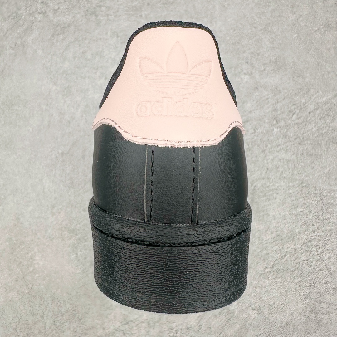 图片[8]-AD Originals Superstar 经典复古贝壳头板鞋 EG4969 诞生于1969年 是第一双将全皮面鞋 身与橡胶鞋头结合在一起的低帮篮球鞋 Superstar最开始 是作为高帮篮球鞋Pro Model的低帮版本而出现的 但因为其独特和醒目的橡胶鞋头造型而让大家熟知 被大家形象地称为\\\”shelltoe\\\”贝壳头 在70年代的美国职业篮球场上 接近3/4的NBA球员都将这双Superstar作为场上用鞋 80年代之后 经过不断的改良和发展 Superstar逐渐成为横跨时装、音乐、街头文化、休闲和运动等各大领域的时尚潮鞋 尺码：36 36.5 37 38 38.5 39 40 40.5 41 42 42.5 43 44 44.5 45-选品中心