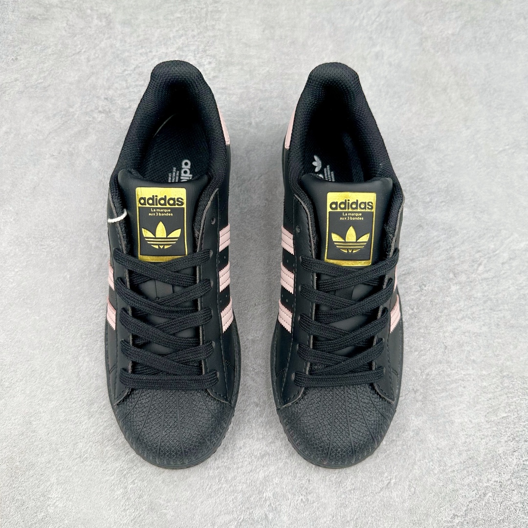 图片[2]-AD Originals Superstar 经典复古贝壳头板鞋 EG4969 诞生于1969年 是第一双将全皮面鞋 身与橡胶鞋头结合在一起的低帮篮球鞋 Superstar最开始 是作为高帮篮球鞋Pro Model的低帮版本而出现的 但因为其独特和醒目的橡胶鞋头造型而让大家熟知 被大家形象地称为\\\”shelltoe\\\”贝壳头 在70年代的美国职业篮球场上 接近3/4的NBA球员都将这双Superstar作为场上用鞋 80年代之后 经过不断的改良和发展 Superstar逐渐成为横跨时装、音乐、街头文化、休闲和运动等各大领域的时尚潮鞋 尺码：36 36.5 37 38 38.5 39 40 40.5 41 42 42.5 43 44 44.5 45-选品中心