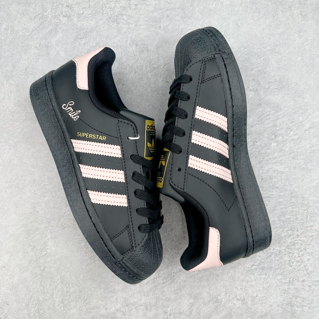 图片[3]-AD Originals Superstar 经典复古贝壳头板鞋 EG4969 诞生于1969年 是第一双将全皮面鞋 身与橡胶鞋头结合在一起的低帮篮球鞋 Superstar最开始 是作为高帮篮球鞋Pro Model的低帮版本而出现的 但因为其独特和醒目的橡胶鞋头造型而让大家熟知 被大家形象地称为\\\”shelltoe\\\”贝壳头 在70年代的美国职业篮球场上 接近3/4的NBA球员都将这双Superstar作为场上用鞋 80年代之后 经过不断的改良和发展 Superstar逐渐成为横跨时装、音乐、街头文化、休闲和运动等各大领域的时尚潮鞋 尺码：36 36.5 37 38 38.5 39 40 40.5 41 42 42.5 43 44 44.5 45-选品中心