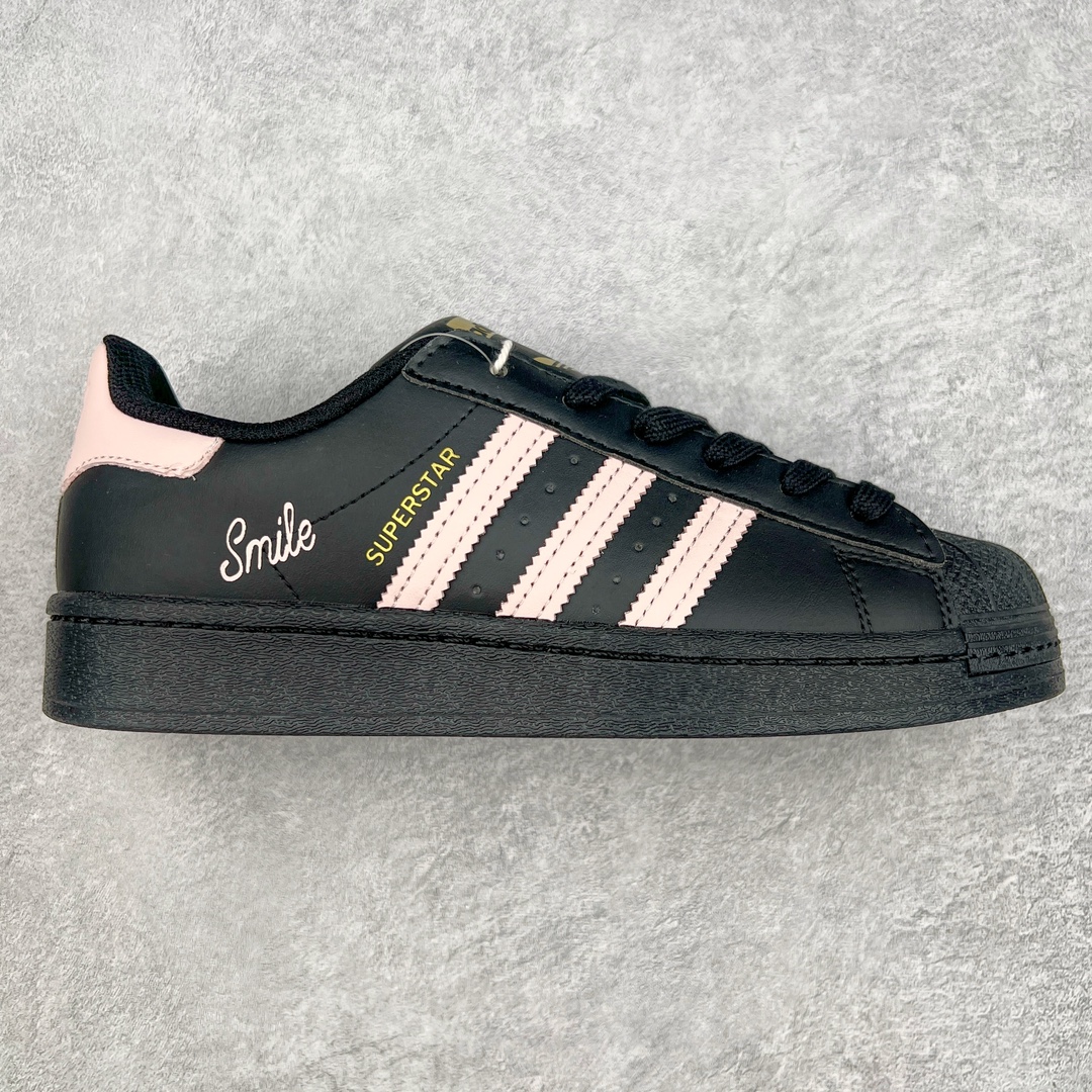 AD Originals Superstar 经典复古贝壳头板鞋 EG4969 诞生于1969年 是第一双将全皮面鞋 身与橡胶鞋头结合在一起的低帮篮球鞋 Superstar最开始 是作为高帮篮球鞋Pro Model的低帮版本而出现的 但因为其独特和醒目的橡胶鞋头造型而让大家熟知 被大家形象地称为\\\”shelltoe\\\”贝壳头 在70年代的美国职业篮球场上 接近3/4的NBA球员都将这双Superstar作为场上用鞋 80年代之后 经过不断的改良和发展 Superstar逐渐成为横跨时装、音乐、街头文化、休闲和运动等各大领域的时尚潮鞋 尺码：36 36.5 37 38 38.5 39 40 40.5 41 42 42.5 43 44 44.5 45-选品中心