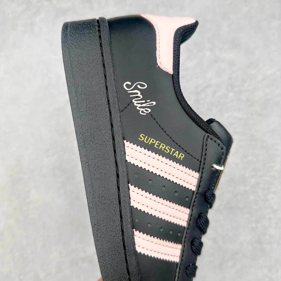 图片[6]-AD Originals Superstar 经典复古贝壳头板鞋 EG4969 诞生于1969年 是第一双将全皮面鞋 身与橡胶鞋头结合在一起的低帮篮球鞋 Superstar最开始 是作为高帮篮球鞋Pro Model的低帮版本而出现的 但因为其独特和醒目的橡胶鞋头造型而让大家熟知 被大家形象地称为\\\”shelltoe\\\”贝壳头 在70年代的美国职业篮球场上 接近3/4的NBA球员都将这双Superstar作为场上用鞋 80年代之后 经过不断的改良和发展 Superstar逐渐成为横跨时装、音乐、街头文化、休闲和运动等各大领域的时尚潮鞋 尺码：36 36.5 37 38 38.5 39 40 40.5 41 42 42.5 43 44 44.5 45-选品中心