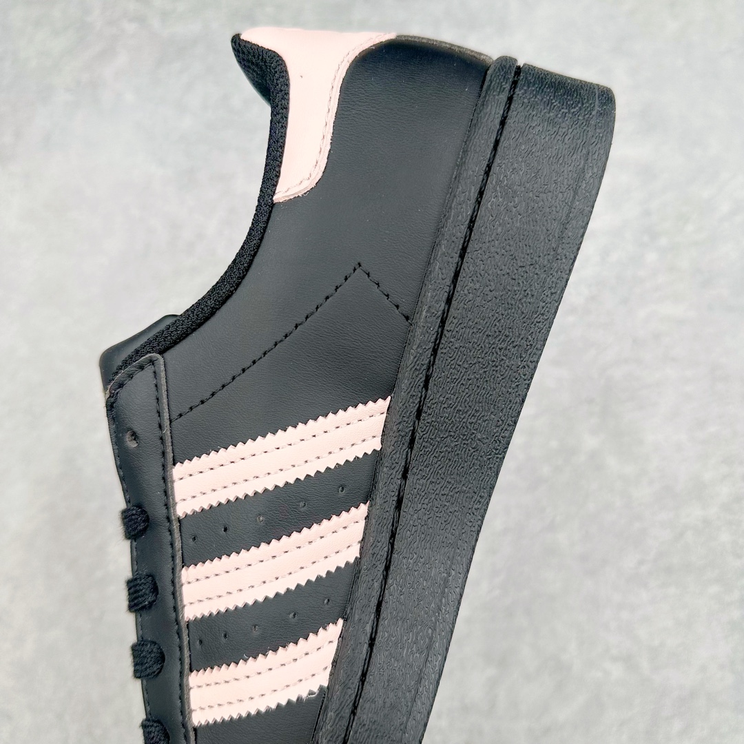 图片[7]-AD Originals Superstar 经典复古贝壳头板鞋 EG4969 诞生于1969年 是第一双将全皮面鞋 身与橡胶鞋头结合在一起的低帮篮球鞋 Superstar最开始 是作为高帮篮球鞋Pro Model的低帮版本而出现的 但因为其独特和醒目的橡胶鞋头造型而让大家熟知 被大家形象地称为\\\”shelltoe\\\”贝壳头 在70年代的美国职业篮球场上 接近3/4的NBA球员都将这双Superstar作为场上用鞋 80年代之后 经过不断的改良和发展 Superstar逐渐成为横跨时装、音乐、街头文化、休闲和运动等各大领域的时尚潮鞋 尺码：36 36.5 37 38 38.5 39 40 40.5 41 42 42.5 43 44 44.5 45-选品中心