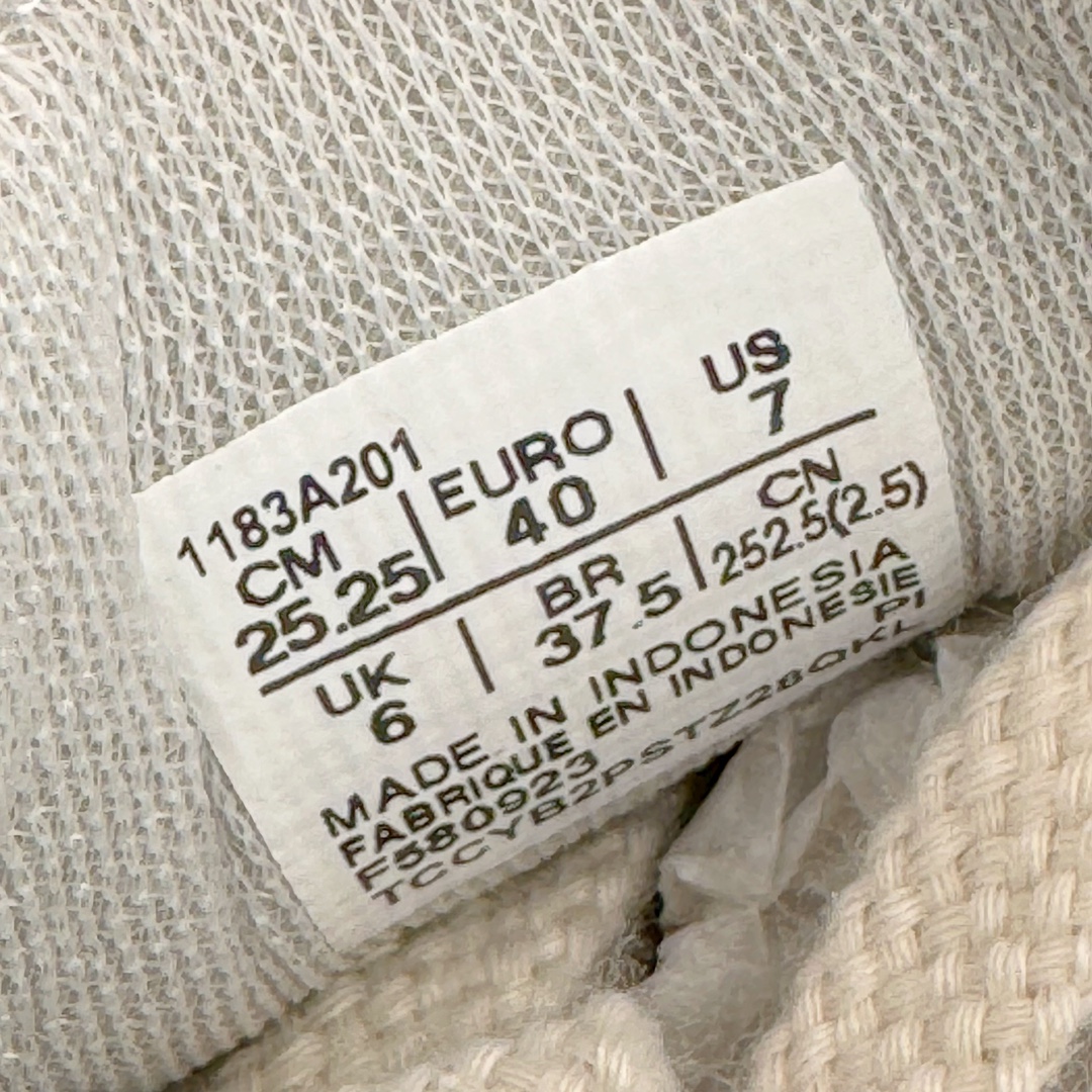 图片[13]-＃纯原 Asics Onitsuka Tiger MEXICO 66 亚瑟士鬼冢虎复古经典板鞋 市场最强版本 头层小羊皮加持 海外订单工厂出品 超成熟稳定的做工品控 原装全套纸板楦头开发 原汁原味 完美呈现版型 私模正确鞋底咬花纹路 一比一鞋头弧度高度鞋身弧度 绝不口嗨 细节品控鞋型随意秒杀市面 原档咬花纹路私模大底 一个单元有六个三角形 总体形拼接呈现花瓣状 官方四联吊牌 原装Ortholite轻量化鞋垫 原盒原配 质保卡 说明书 钢印防尘纸 纸板中底带钢印 乳胶组合鞋垫 支持全方位的对比专柜 产品从款式颜色造型上体现出追求舒适和细节的完美 鞋类更是推崇手工制作的严谨与完美 融舒适性与可穿性的设计风格 注重细节的完美和别致魅力 既保持稳重 又不失轻松的时尚感 尺码：36 37 37.5 38 39 39.5 40 40.5 41.5 42 42.5 43.5 44 45 46-选品中心