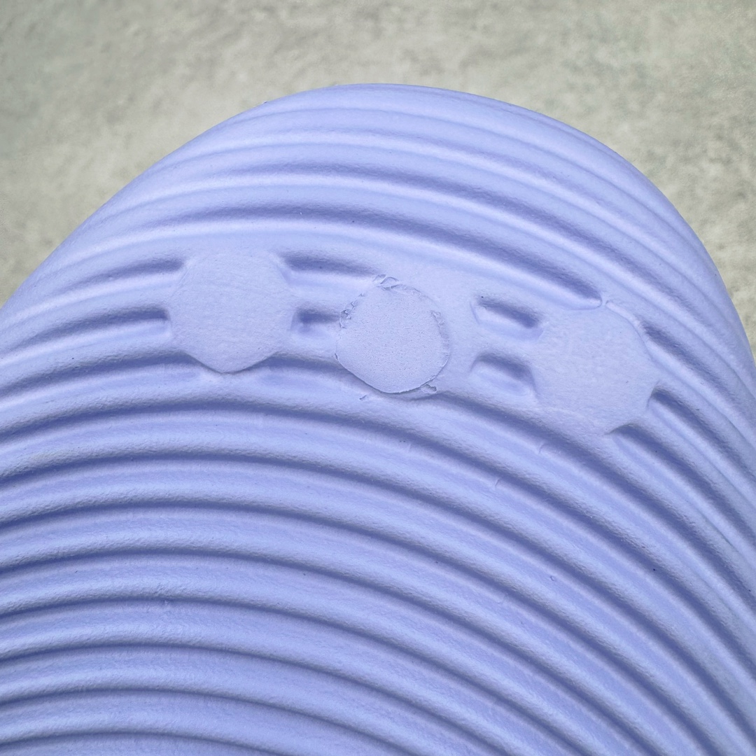 图片[16]-＃Lw纯原 AD adiFOM Ilinfnity Mule 003 穆勒风慵懒惬意防磨包头拖鞋 紫色 IH0356 重金购入原鞋及原档案磨具生产指令开发 鞋头部位凹凸有致 横向大面积波浪纹理 Logo 凹凸明显 轮廓分明 描漆定位精准 公整无偏差不溢出 LOGO内侧钢印清晰工整 原厂磨具全鞋无多余毛边 同源公司EVA粒子环保塑料 原厂指令配方 无任何异味 弹性卡色均保持原鞋一致 匠心打造 鞋口弧度大小 鞋面色泽质感同步原鞋 LOGO内侧钢印清晰工整 中底部分带原厂钢印编号 原厂Ortholite欧斯莱鞋垫 区别掉渣海玻璃鞋垫 吸汗防臭的效果无法相提并论 原厂定制原标 同比ZP 符合人体设计 独家开发至48码 尺码：35 36 37 38 39 40 41 42 43 44 45 46 47 48-选品中心