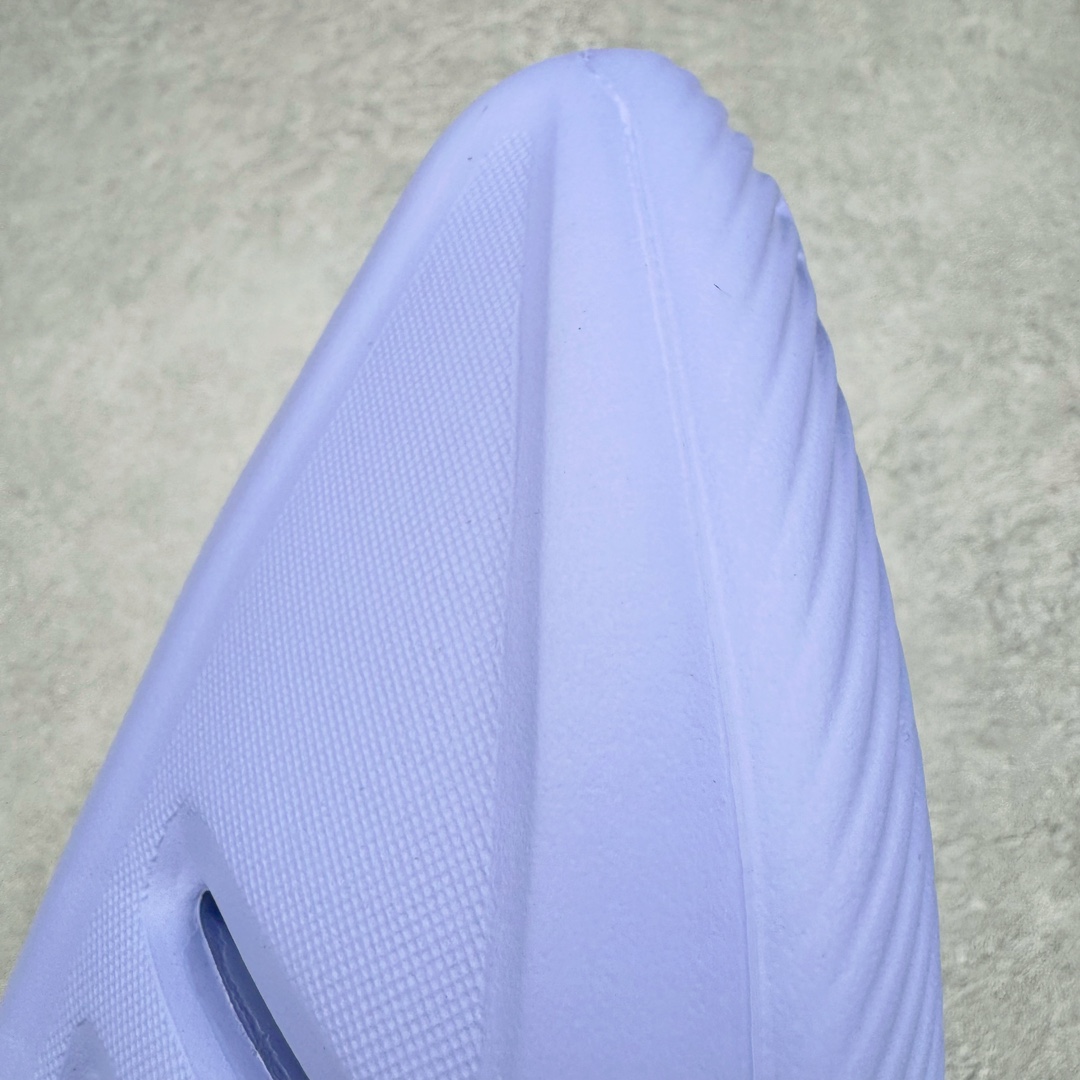 图片[15]-＃Lw纯原 AD adiFOM Ilinfnity Mule 003 穆勒风慵懒惬意防磨包头拖鞋 紫色 IH0356 重金购入原鞋及原档案磨具生产指令开发 鞋头部位凹凸有致 横向大面积波浪纹理 Logo 凹凸明显 轮廓分明 描漆定位精准 公整无偏差不溢出 LOGO内侧钢印清晰工整 原厂磨具全鞋无多余毛边 同源公司EVA粒子环保塑料 原厂指令配方 无任何异味 弹性卡色均保持原鞋一致 匠心打造 鞋口弧度大小 鞋面色泽质感同步原鞋 LOGO内侧钢印清晰工整 中底部分带原厂钢印编号 原厂Ortholite欧斯莱鞋垫 区别掉渣海玻璃鞋垫 吸汗防臭的效果无法相提并论 原厂定制原标 同比ZP 符合人体设计 独家开发至48码 尺码：35 36 37 38 39 40 41 42 43 44 45 46 47 48-选品中心