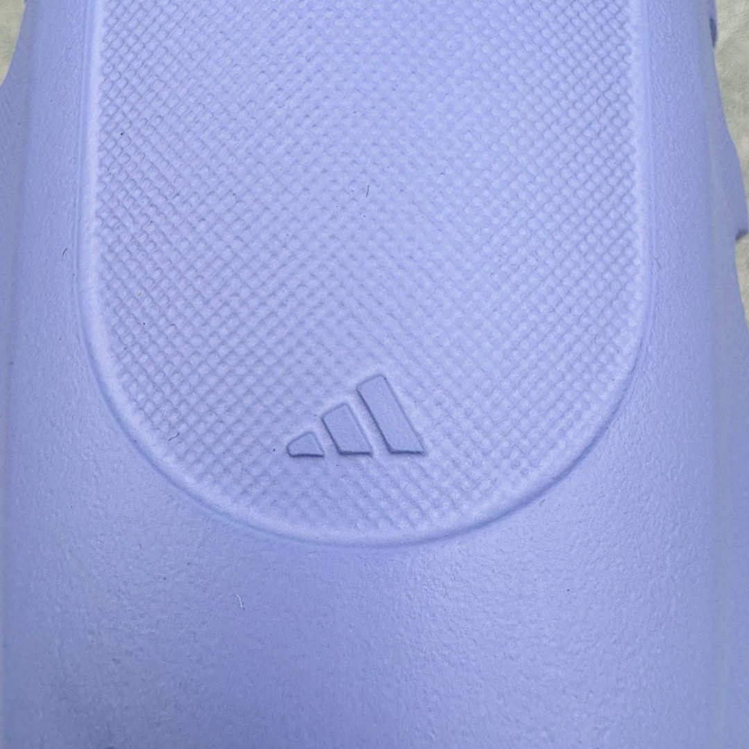 图片[13]-＃Lw纯原 AD adiFOM Ilinfnity Mule 003 穆勒风慵懒惬意防磨包头拖鞋 紫色 IH0356 重金购入原鞋及原档案磨具生产指令开发 鞋头部位凹凸有致 横向大面积波浪纹理 Logo 凹凸明显 轮廓分明 描漆定位精准 公整无偏差不溢出 LOGO内侧钢印清晰工整 原厂磨具全鞋无多余毛边 同源公司EVA粒子环保塑料 原厂指令配方 无任何异味 弹性卡色均保持原鞋一致 匠心打造 鞋口弧度大小 鞋面色泽质感同步原鞋 LOGO内侧钢印清晰工整 中底部分带原厂钢印编号 原厂Ortholite欧斯莱鞋垫 区别掉渣海玻璃鞋垫 吸汗防臭的效果无法相提并论 原厂定制原标 同比ZP 符合人体设计 独家开发至48码 尺码：35 36 37 38 39 40 41 42 43 44 45 46 47 48-选品中心