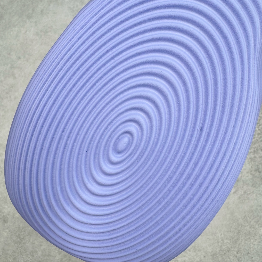 图片[17]-＃Lw纯原 AD adiFOM Ilinfnity Mule 003 穆勒风慵懒惬意防磨包头拖鞋 紫色 IH0356 重金购入原鞋及原档案磨具生产指令开发 鞋头部位凹凸有致 横向大面积波浪纹理 Logo 凹凸明显 轮廓分明 描漆定位精准 公整无偏差不溢出 LOGO内侧钢印清晰工整 原厂磨具全鞋无多余毛边 同源公司EVA粒子环保塑料 原厂指令配方 无任何异味 弹性卡色均保持原鞋一致 匠心打造 鞋口弧度大小 鞋面色泽质感同步原鞋 LOGO内侧钢印清晰工整 中底部分带原厂钢印编号 原厂Ortholite欧斯莱鞋垫 区别掉渣海玻璃鞋垫 吸汗防臭的效果无法相提并论 原厂定制原标 同比ZP 符合人体设计 独家开发至48码 尺码：35 36 37 38 39 40 41 42 43 44 45 46 47 48-选品中心