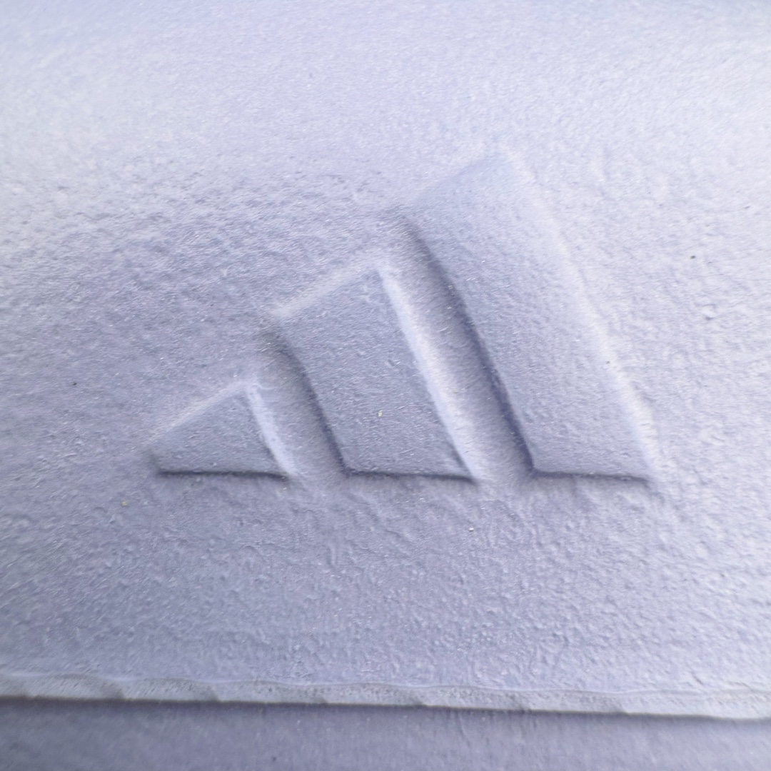 图片[19]-＃Lw纯原 AD adiFOM Ilinfnity Mule 003 穆勒风慵懒惬意防磨包头拖鞋 紫色 IH0356 重金购入原鞋及原档案磨具生产指令开发 鞋头部位凹凸有致 横向大面积波浪纹理 Logo 凹凸明显 轮廓分明 描漆定位精准 公整无偏差不溢出 LOGO内侧钢印清晰工整 原厂磨具全鞋无多余毛边 同源公司EVA粒子环保塑料 原厂指令配方 无任何异味 弹性卡色均保持原鞋一致 匠心打造 鞋口弧度大小 鞋面色泽质感同步原鞋 LOGO内侧钢印清晰工整 中底部分带原厂钢印编号 原厂Ortholite欧斯莱鞋垫 区别掉渣海玻璃鞋垫 吸汗防臭的效果无法相提并论 原厂定制原标 同比ZP 符合人体设计 独家开发至48码 尺码：35 36 37 38 39 40 41 42 43 44 45 46 47 48-选品中心