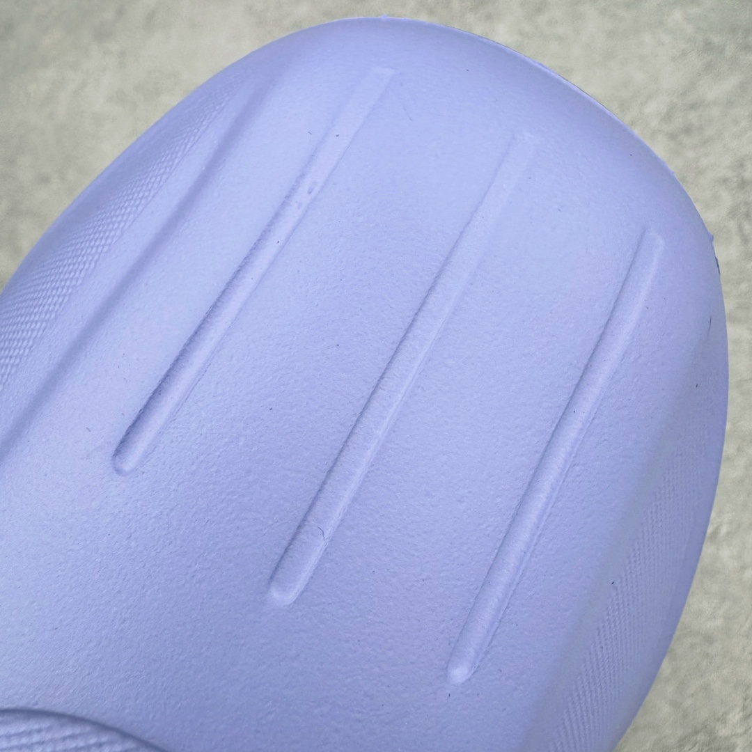 图片[14]-＃Lw纯原 AD adiFOM Ilinfnity Mule 003 穆勒风慵懒惬意防磨包头拖鞋 紫色 IH0356 重金购入原鞋及原档案磨具生产指令开发 鞋头部位凹凸有致 横向大面积波浪纹理 Logo 凹凸明显 轮廓分明 描漆定位精准 公整无偏差不溢出 LOGO内侧钢印清晰工整 原厂磨具全鞋无多余毛边 同源公司EVA粒子环保塑料 原厂指令配方 无任何异味 弹性卡色均保持原鞋一致 匠心打造 鞋口弧度大小 鞋面色泽质感同步原鞋 LOGO内侧钢印清晰工整 中底部分带原厂钢印编号 原厂Ortholite欧斯莱鞋垫 区别掉渣海玻璃鞋垫 吸汗防臭的效果无法相提并论 原厂定制原标 同比ZP 符合人体设计 独家开发至48码 尺码：35 36 37 38 39 40 41 42 43 44 45 46 47 48-选品中心