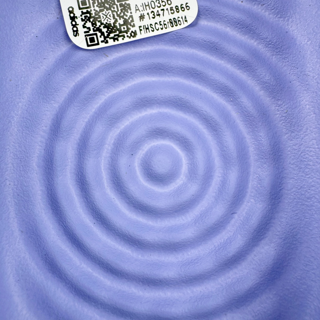 图片[10]-＃Lw纯原 AD adiFOM Ilinfnity Mule 003 穆勒风慵懒惬意防磨包头拖鞋 紫色 IH0356 重金购入原鞋及原档案磨具生产指令开发 鞋头部位凹凸有致 横向大面积波浪纹理 Logo 凹凸明显 轮廓分明 描漆定位精准 公整无偏差不溢出 LOGO内侧钢印清晰工整 原厂磨具全鞋无多余毛边 同源公司EVA粒子环保塑料 原厂指令配方 无任何异味 弹性卡色均保持原鞋一致 匠心打造 鞋口弧度大小 鞋面色泽质感同步原鞋 LOGO内侧钢印清晰工整 中底部分带原厂钢印编号 原厂Ortholite欧斯莱鞋垫 区别掉渣海玻璃鞋垫 吸汗防臭的效果无法相提并论 原厂定制原标 同比ZP 符合人体设计 独家开发至48码 尺码：35 36 37 38 39 40 41 42 43 44 45 46 47 48-选品中心