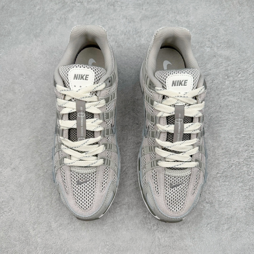 图片[2]-＃HP纯原 NK P-6000 系列低帮复古老爹风休闲运动舒适慢跑鞋 灰白 FN6837-012 购入原鞋原装纸板楦头开发 独家私模四层组合大底 市场唯一正确版本 良心定价 新配色陆续出货 进口三文治网面 融合 Pegasus 过往运动鞋设计 助力 21 世纪早期跑步运动跃升时尚新高度 采用透气网眼布、运动风格线条和耐穿覆面 兼具吸睛外观和舒适感受 中底泡绵以田径赛道为灵感 打造厚实设计 缔造出众缓震性能 尺码：36 36.5 37.5 38 38.5 39 40 40.5 41 42 42.5 43 44 44.5 45 46-选品中心