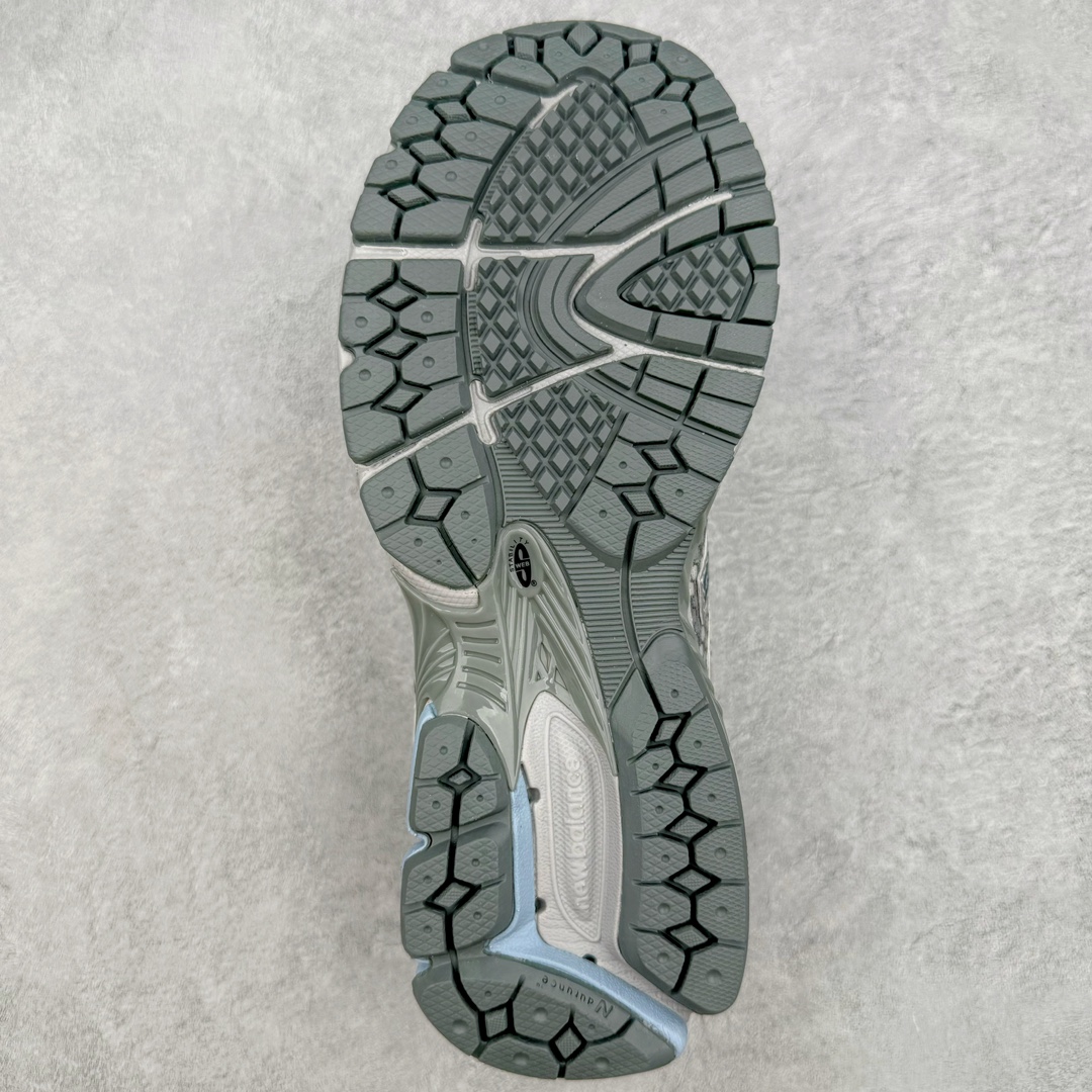 图片[9]-New Balance ML860 NB新百伦系列经典复古老爹风休闲运动慢跑鞋 860 是New Balance 著名的复古跑鞋型号，其heyday 需追溯至90 年代初期。最近，New Balance 回顾历史，以复兴860 为目标，推出这款经典跑鞋的全新升级版860 V2 ，而英国球鞋名所Footpatrol 也为这双新生款型打造一辑特别型录。新版本将N-ergy 与Acteva Lite 技术巧妙融合，其中前者可吸收冲击力，具优越减震性与弹性，而后者则使860 V2 保持轻巧、光滑的外观轮廓。球鞋采用开放式网眼制成，并附带恰到好处的金属饰面，亦为传统运动鞋带去更浓郁的现代气息。860 V2 在具备专业跑步鞋韧性的同时，也拥有围绕生活方式哲学而诞生的时髦感，不仅能够匹配日常风格，还适合用以塑造urban style，各位city boy 不要错过了。尺码：35 36 37 37.5 38 38.5 39.5 40 40.5 41 42 42.5 43 44-选品中心