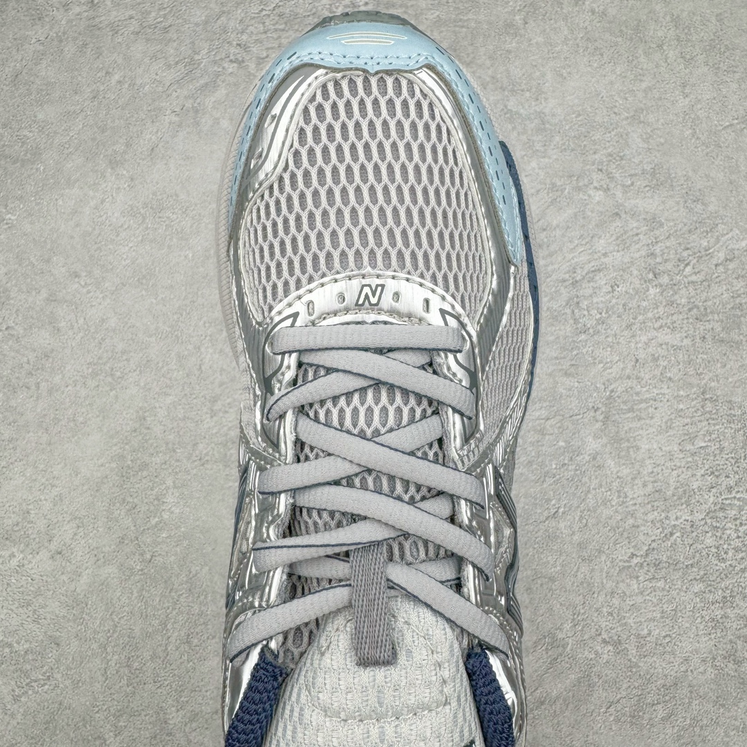 图片[4]-New Balance ML860 NB新百伦系列经典复古老爹风休闲运动慢跑鞋 860 是New Balance 著名的复古跑鞋型号，其heyday 需追溯至90 年代初期。最近，New Balance 回顾历史，以复兴860 为目标，推出这款经典跑鞋的全新升级版860 V2 ，而英国球鞋名所Footpatrol 也为这双新生款型打造一辑特别型录。新版本将N-ergy 与Acteva Lite 技术巧妙融合，其中前者可吸收冲击力，具优越减震性与弹性，而后者则使860 V2 保持轻巧、光滑的外观轮廓。球鞋采用开放式网眼制成，并附带恰到好处的金属饰面，亦为传统运动鞋带去更浓郁的现代气息。860 V2 在具备专业跑步鞋韧性的同时，也拥有围绕生活方式哲学而诞生的时髦感，不仅能够匹配日常风格，还适合用以塑造urban style，各位city boy 不要错过了。尺码：35 36 37 37.5 38 38.5 39.5 40 40.5 41 42 42.5 43 44-选品中心