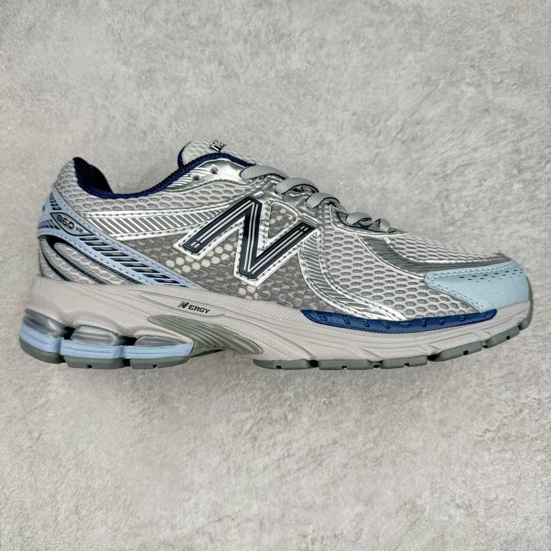 New Balance ML860 NB新百伦系列经典复古老爹风休闲运动慢跑鞋 860 是New Balance 著名的复古跑鞋型号，其heyday 需追溯至90 年代初期。最近，New Balance 回顾历史，以复兴860 为目标，推出这款经典跑鞋的全新升级版860 V2 ，而英国球鞋名所Footpatrol 也为这双新生款型打造一辑特别型录。新版本将N-ergy 与Acteva Lite 技术巧妙融合，其中前者可吸收冲击力，具优越减震性与弹性，而后者则使860 V2 保持轻巧、光滑的外观轮廓。球鞋采用开放式网眼制成，并附带恰到好处的金属饰面，亦为传统运动鞋带去更浓郁的现代气息。860 V2 在具备专业跑步鞋韧性的同时，也拥有围绕生活方式哲学而诞生的时髦感，不仅能够匹配日常风格，还适合用以塑造urban style，各位city boy 不要错过了。尺码：35 36 37 37.5 38 38.5 39.5 40 40.5 41 42 42.5 43 44-选品中心