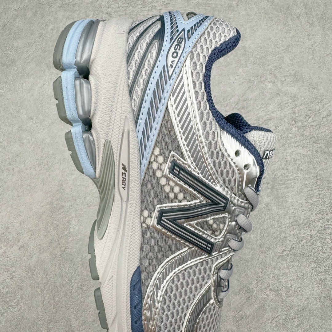 图片[6]-New Balance ML860 NB新百伦系列经典复古老爹风休闲运动慢跑鞋 860 是New Balance 著名的复古跑鞋型号，其heyday 需追溯至90 年代初期。最近，New Balance 回顾历史，以复兴860 为目标，推出这款经典跑鞋的全新升级版860 V2 ，而英国球鞋名所Footpatrol 也为这双新生款型打造一辑特别型录。新版本将N-ergy 与Acteva Lite 技术巧妙融合，其中前者可吸收冲击力，具优越减震性与弹性，而后者则使860 V2 保持轻巧、光滑的外观轮廓。球鞋采用开放式网眼制成，并附带恰到好处的金属饰面，亦为传统运动鞋带去更浓郁的现代气息。860 V2 在具备专业跑步鞋韧性的同时，也拥有围绕生活方式哲学而诞生的时髦感，不仅能够匹配日常风格，还适合用以塑造urban style，各位city boy 不要错过了。尺码：35 36 37 37.5 38 38.5 39.5 40 40.5 41 42 42.5 43 44-选品中心
