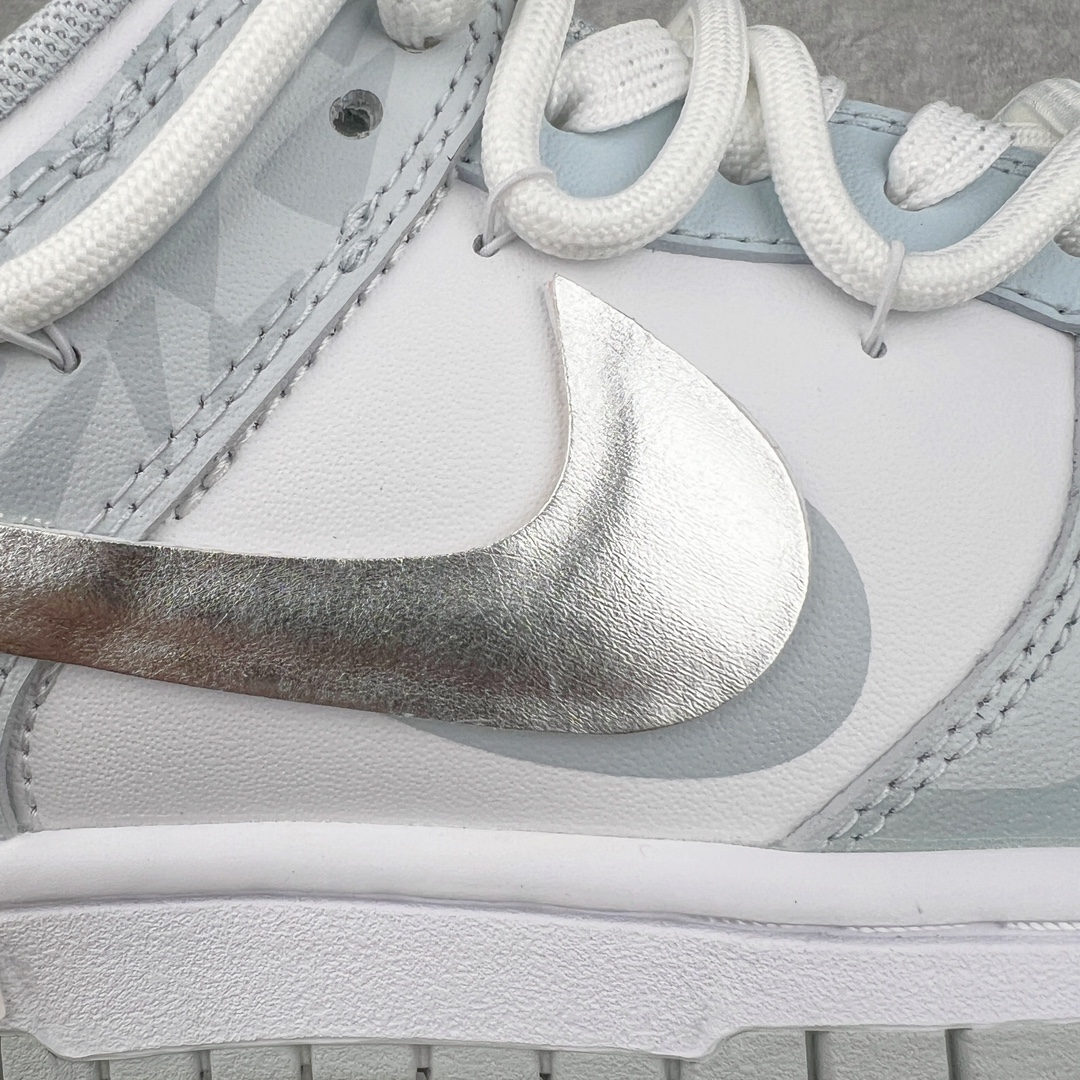 图片[13]-＃YC纯原 NK Dunk Low 浅灰蓝 HF0730-160 定制系列天花板 无原鞋不开发 全系列得物原鞋一比一校对开发 配色持续更新中 终端对接 优势输出 全套原厂楦头原纸板数据档案倾力打造 原汁原味莞产 极致还原 圈内最强针车工艺 高端零售指定版 广东原厂配套原盒原标 鞋盒分三个尺码段 原厂冲刀 超高清洁度 全鞋零毛边皮料切割 采用原厂百宏鞋带以及原厂百宏织唛舌标 内标可供原厂几率过验 进口原装条纹中底布 四线拉帮白色点胶 原厂拉帮手法遵循公司 原厂电绣 极致还原 尺码：35.5 36 36.5 37.5 38 38.5 39 40 40.5 41 42 42.5 43 44 44.5 45 46 47.5-选品中心