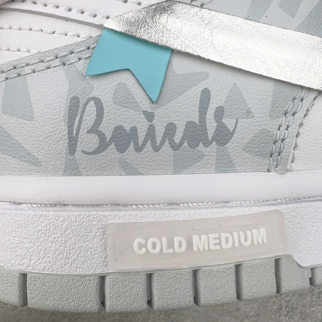 图片[12]-＃YC纯原 NK Dunk Low 浅灰蓝 HF0730-160 定制系列天花板 无原鞋不开发 全系列得物原鞋一比一校对开发 配色持续更新中 终端对接 优势输出 全套原厂楦头原纸板数据档案倾力打造 原汁原味莞产 极致还原 圈内最强针车工艺 高端零售指定版 广东原厂配套原盒原标 鞋盒分三个尺码段 原厂冲刀 超高清洁度 全鞋零毛边皮料切割 采用原厂百宏鞋带以及原厂百宏织唛舌标 内标可供原厂几率过验 进口原装条纹中底布 四线拉帮白色点胶 原厂拉帮手法遵循公司 原厂电绣 极致还原 尺码：35.5 36 36.5 37.5 38 38.5 39 40 40.5 41 42 42.5 43 44 44.5 45 46 47.5-选品中心