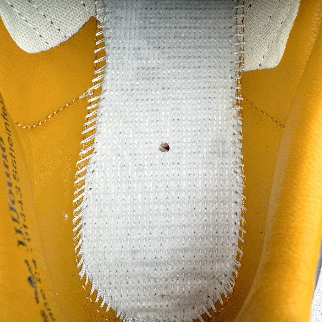 图片[11]-＃ZC总裁 JJJJound x AD Originals Samba Classic\\\”Studded Pack Black\\\”桑巴舞系列绅士德训足球风百搭低帮休闲运动板鞋 联名奶白灰黑 ID8708 好货不怕晚 原厂进口 \\\”Prime Asia\\\” 山羊皮（纹理自然）原厂台湾进口短绒猪巴革 全套原厂纸板冲刀加持 独家原档案私模RB橡胶大底 含胶量硬度原鞋一致 正确拉帮鞋垫背胶 原厂标裁支持鉴定 高密度丽新布中底 内置环保海玻璃鞋垫 全鞋电脑针车零偏差 产品品控稳定性领先行业 原厂港宝加持定型后跟R度完美 JJJJound x Originals联名鞋 作为合作企划里的金字招牌JJJJound 善于利用自己的极简美学挖掘品牌的全新风貌 本次 JJJJound 携手 Originals 选用大热鞋款 Samba 为蓝本 将鞋款的街头气质无痕转变为「静奢风」 鞋款肉眼可见的被赋予了难得的质感 黑白两色都采用了黄色优质皮革内衬以呼应生胶大底 取消了鞋舌的 Logo 转而采用压纹处理使得鞋款整体氛围更加静谧、奢华 同时为了彰显本次合作鞋款的身份 双方合作标识和 JJJJound Logo 被分别印在鞋口内侧和鞋垫上 尺码：36 36.5 37.5 38 38.5 39 40 40.5 41 42 42.5 43 44 44.5 45 46 46.5-选品中心