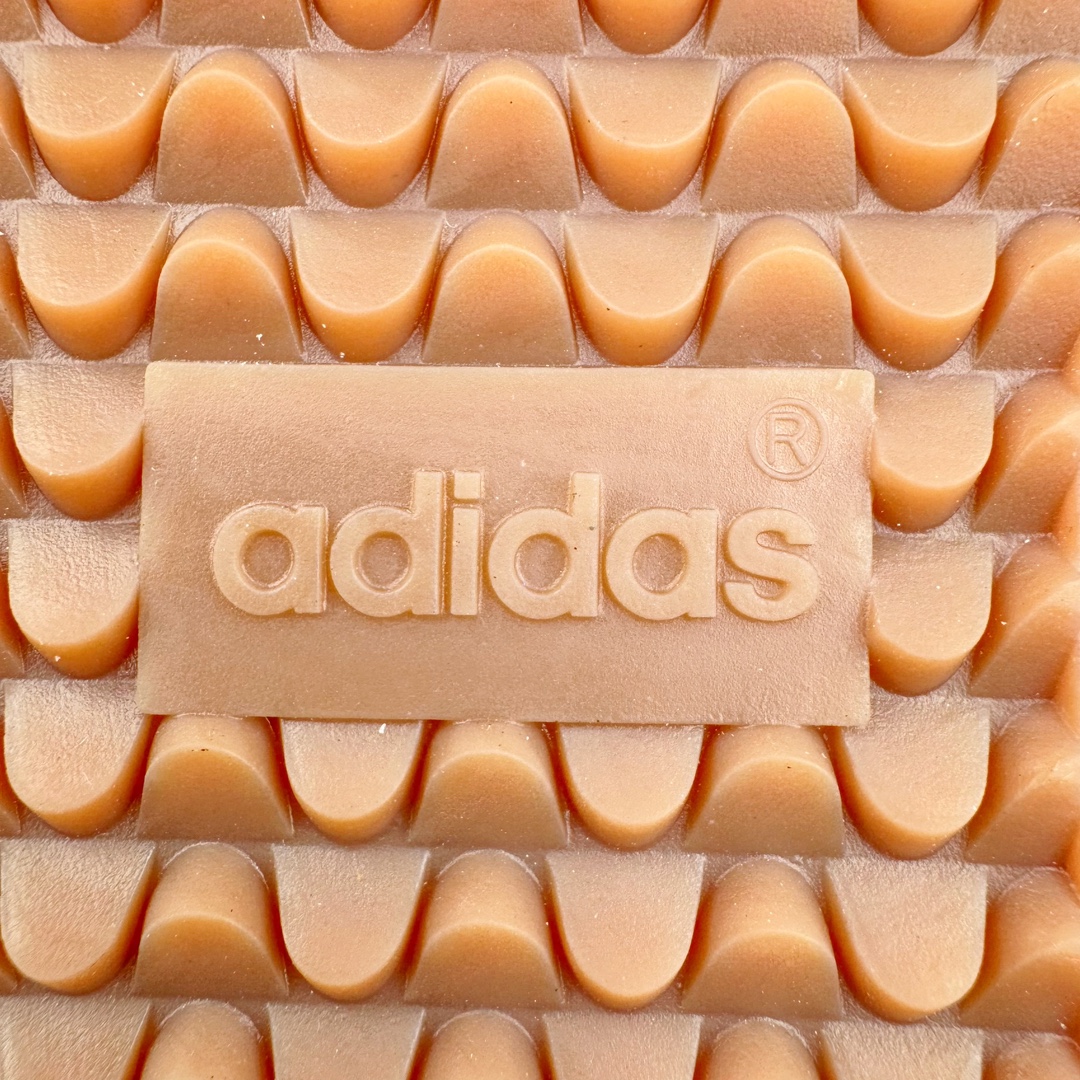 图片[19]-＃ZC总裁 JJJJound x AD Originals Samba Classic\\\”Studded Pack Black\\\”桑巴舞系列绅士德训足球风百搭低帮休闲运动板鞋 联名奶白灰黑 ID8708 好货不怕晚 原厂进口 \\\”Prime Asia\\\” 山羊皮（纹理自然）原厂台湾进口短绒猪巴革 全套原厂纸板冲刀加持 独家原档案私模RB橡胶大底 含胶量硬度原鞋一致 正确拉帮鞋垫背胶 原厂标裁支持鉴定 高密度丽新布中底 内置环保海玻璃鞋垫 全鞋电脑针车零偏差 产品品控稳定性领先行业 原厂港宝加持定型后跟R度完美 JJJJound x Originals联名鞋 作为合作企划里的金字招牌JJJJound 善于利用自己的极简美学挖掘品牌的全新风貌 本次 JJJJound 携手 Originals 选用大热鞋款 Samba 为蓝本 将鞋款的街头气质无痕转变为「静奢风」 鞋款肉眼可见的被赋予了难得的质感 黑白两色都采用了黄色优质皮革内衬以呼应生胶大底 取消了鞋舌的 Logo 转而采用压纹处理使得鞋款整体氛围更加静谧、奢华 同时为了彰显本次合作鞋款的身份 双方合作标识和 JJJJound Logo 被分别印在鞋口内侧和鞋垫上 尺码：36 36.5 37.5 38 38.5 39 40 40.5 41 42 42.5 43 44 44.5 45 46 46.5-选品中心