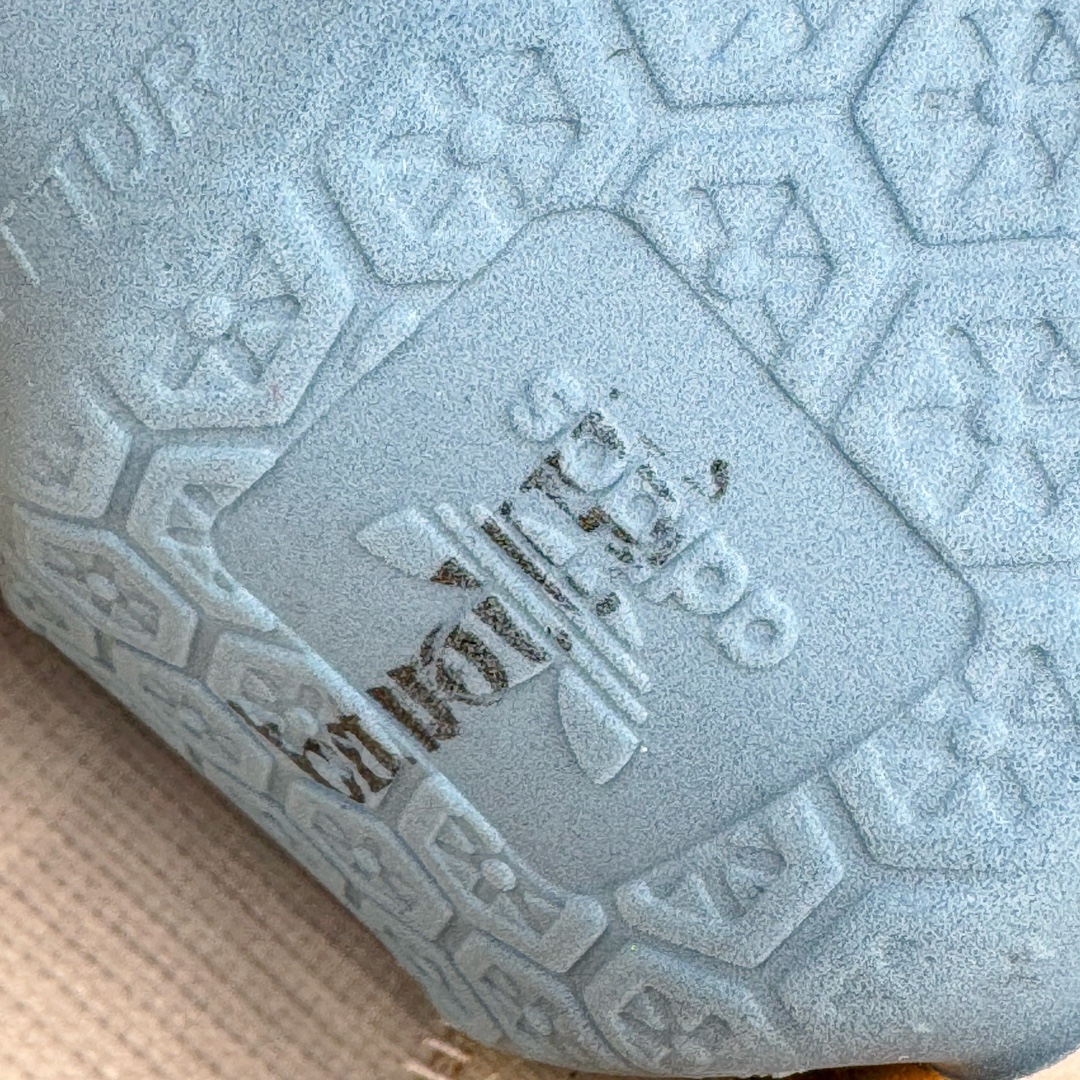 图片[10]-＃ZC总裁 JJJJound x AD Originals Samba Classic\\\”Studded Pack Black\\\”桑巴舞系列绅士德训足球风百搭低帮休闲运动板鞋 联名奶白灰黑 ID8708 好货不怕晚 原厂进口 \\\”Prime Asia\\\” 山羊皮（纹理自然）原厂台湾进口短绒猪巴革 全套原厂纸板冲刀加持 独家原档案私模RB橡胶大底 含胶量硬度原鞋一致 正确拉帮鞋垫背胶 原厂标裁支持鉴定 高密度丽新布中底 内置环保海玻璃鞋垫 全鞋电脑针车零偏差 产品品控稳定性领先行业 原厂港宝加持定型后跟R度完美 JJJJound x Originals联名鞋 作为合作企划里的金字招牌JJJJound 善于利用自己的极简美学挖掘品牌的全新风貌 本次 JJJJound 携手 Originals 选用大热鞋款 Samba 为蓝本 将鞋款的街头气质无痕转变为「静奢风」 鞋款肉眼可见的被赋予了难得的质感 黑白两色都采用了黄色优质皮革内衬以呼应生胶大底 取消了鞋舌的 Logo 转而采用压纹处理使得鞋款整体氛围更加静谧、奢华 同时为了彰显本次合作鞋款的身份 双方合作标识和 JJJJound Logo 被分别印在鞋口内侧和鞋垫上 尺码：36 36.5 37.5 38 38.5 39 40 40.5 41 42 42.5 43 44 44.5 45 46 46.5-选品中心