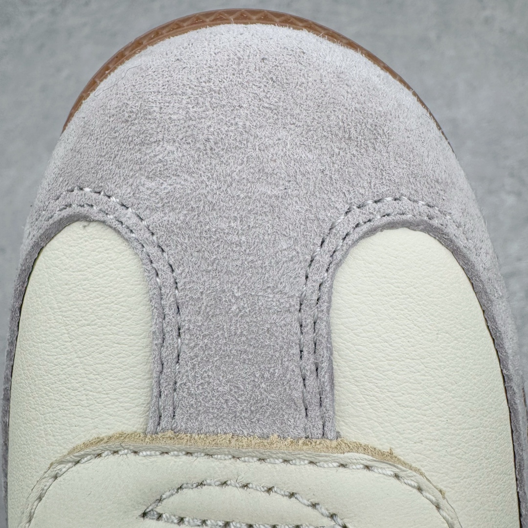 图片[15]-＃ZC总裁 JJJJound x AD Originals Samba Classic\\\”Studded Pack Black\\\”桑巴舞系列绅士德训足球风百搭低帮休闲运动板鞋 联名奶白灰黑 ID8708 好货不怕晚 原厂进口 \\\”Prime Asia\\\” 山羊皮（纹理自然）原厂台湾进口短绒猪巴革 全套原厂纸板冲刀加持 独家原档案私模RB橡胶大底 含胶量硬度原鞋一致 正确拉帮鞋垫背胶 原厂标裁支持鉴定 高密度丽新布中底 内置环保海玻璃鞋垫 全鞋电脑针车零偏差 产品品控稳定性领先行业 原厂港宝加持定型后跟R度完美 JJJJound x Originals联名鞋 作为合作企划里的金字招牌JJJJound 善于利用自己的极简美学挖掘品牌的全新风貌 本次 JJJJound 携手 Originals 选用大热鞋款 Samba 为蓝本 将鞋款的街头气质无痕转变为「静奢风」 鞋款肉眼可见的被赋予了难得的质感 黑白两色都采用了黄色优质皮革内衬以呼应生胶大底 取消了鞋舌的 Logo 转而采用压纹处理使得鞋款整体氛围更加静谧、奢华 同时为了彰显本次合作鞋款的身份 双方合作标识和 JJJJound Logo 被分别印在鞋口内侧和鞋垫上 尺码：36 36.5 37.5 38 38.5 39 40 40.5 41 42 42.5 43 44 44.5 45 46 46.5-选品中心