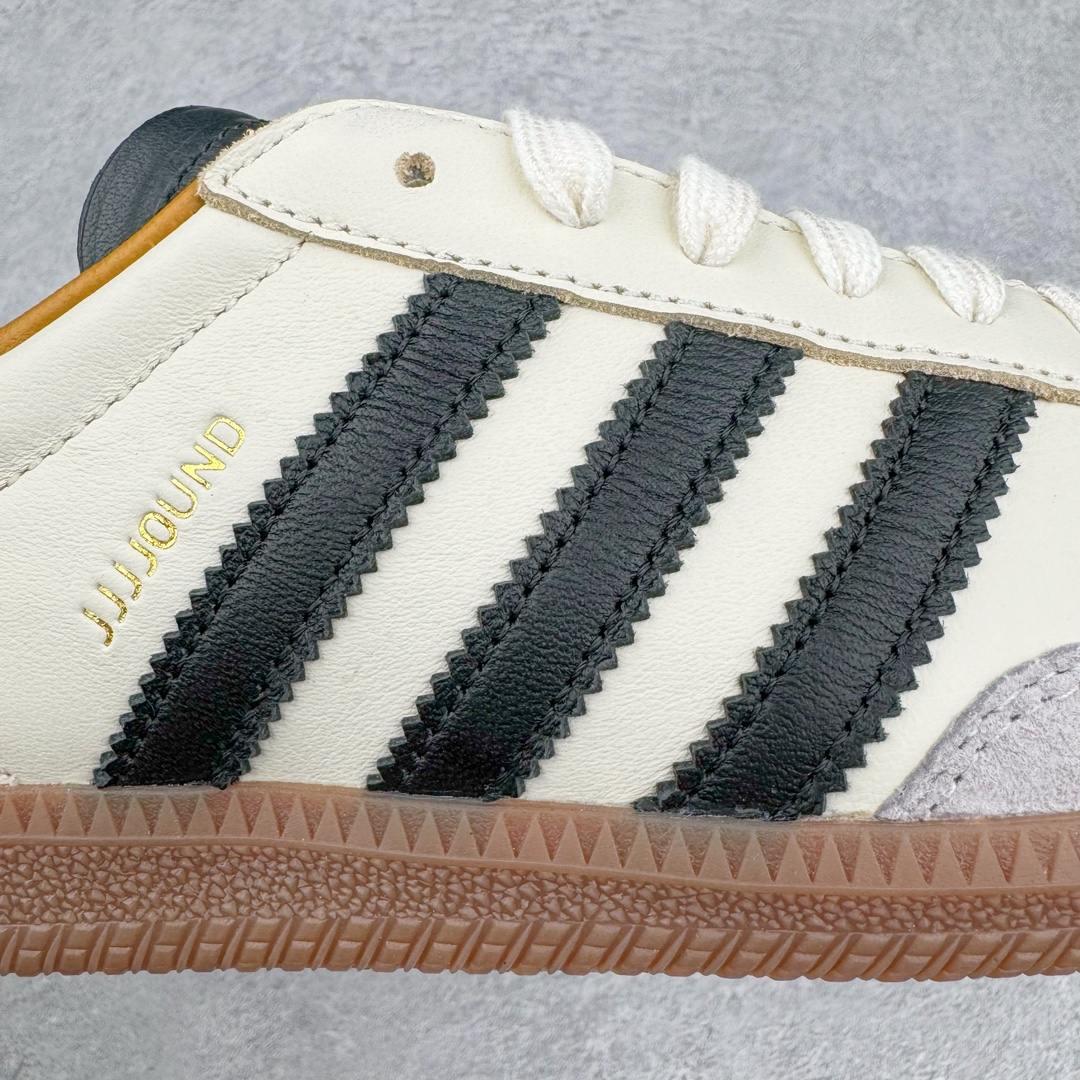 图片[17]-＃ZC总裁 JJJJound x AD Originals Samba Classic\\\”Studded Pack Black\\\”桑巴舞系列绅士德训足球风百搭低帮休闲运动板鞋 联名奶白灰黑 ID8708 好货不怕晚 原厂进口 \\\”Prime Asia\\\” 山羊皮（纹理自然）原厂台湾进口短绒猪巴革 全套原厂纸板冲刀加持 独家原档案私模RB橡胶大底 含胶量硬度原鞋一致 正确拉帮鞋垫背胶 原厂标裁支持鉴定 高密度丽新布中底 内置环保海玻璃鞋垫 全鞋电脑针车零偏差 产品品控稳定性领先行业 原厂港宝加持定型后跟R度完美 JJJJound x Originals联名鞋 作为合作企划里的金字招牌JJJJound 善于利用自己的极简美学挖掘品牌的全新风貌 本次 JJJJound 携手 Originals 选用大热鞋款 Samba 为蓝本 将鞋款的街头气质无痕转变为「静奢风」 鞋款肉眼可见的被赋予了难得的质感 黑白两色都采用了黄色优质皮革内衬以呼应生胶大底 取消了鞋舌的 Logo 转而采用压纹处理使得鞋款整体氛围更加静谧、奢华 同时为了彰显本次合作鞋款的身份 双方合作标识和 JJJJound Logo 被分别印在鞋口内侧和鞋垫上 尺码：36 36.5 37.5 38 38.5 39 40 40.5 41 42 42.5 43 44 44.5 45 46 46.5-选品中心