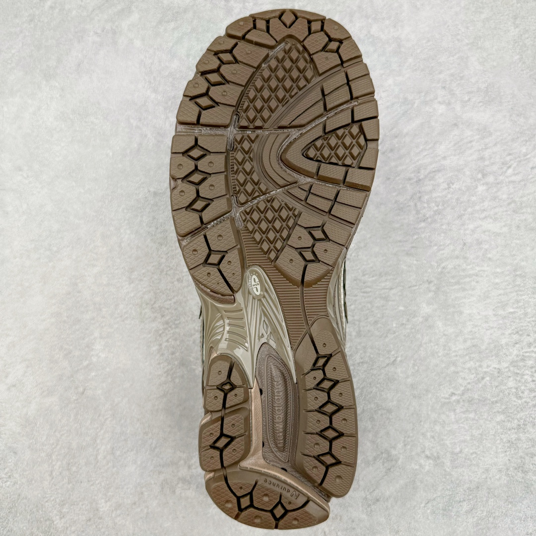 图片[9]-New Balance M1906R NB新百伦系列复古老爹风休闲运动慢跑鞋 采用轻质牛剖革拼接透气网眼衬垫织物鞋面材质 T-Beam大底提供足步弓支撑 保持步态稳定#后跟搭载外露缓震胶 鞋身整体以各种深浅不一的灰色覆盖 鞋头以淡蓝色调装饰，网眼衬垫通过不规律的色块实现做旧的美感 泛黄的鞋底更是进一步增添了复古气息 尺码：36 37 37.5 38 38.5 39.5 40 40.5 41.5 42 42.5 43 44 45-选品中心