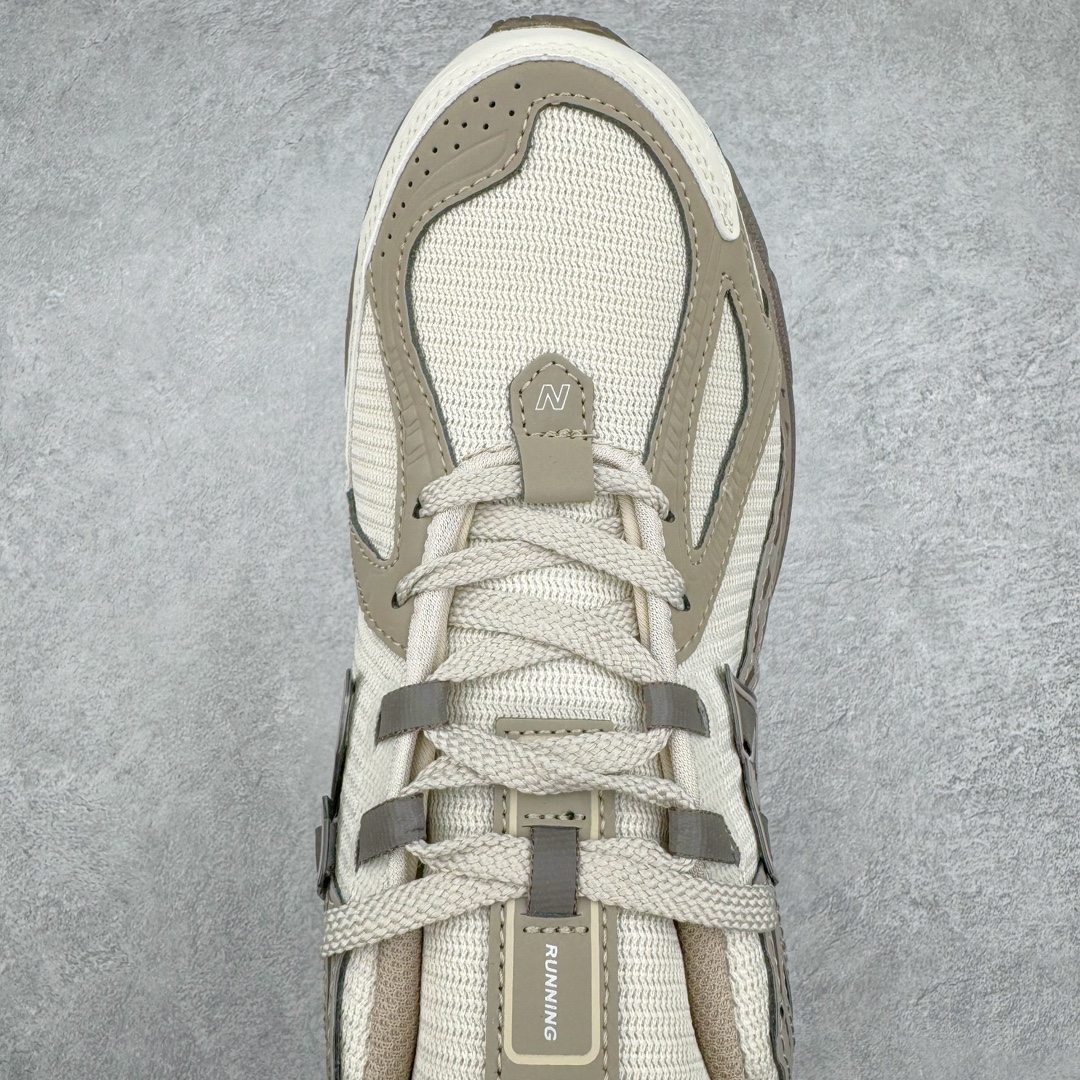 图片[4]-New Balance M1906R NB新百伦系列复古老爹风休闲运动慢跑鞋 采用轻质牛剖革拼接透气网眼衬垫织物鞋面材质 T-Beam大底提供足步弓支撑 保持步态稳定#后跟搭载外露缓震胶 鞋身整体以各种深浅不一的灰色覆盖 鞋头以淡蓝色调装饰，网眼衬垫通过不规律的色块实现做旧的美感 泛黄的鞋底更是进一步增添了复古气息 尺码：36 37 37.5 38 38.5 39.5 40 40.5 41.5 42 42.5 43 44 45-选品中心