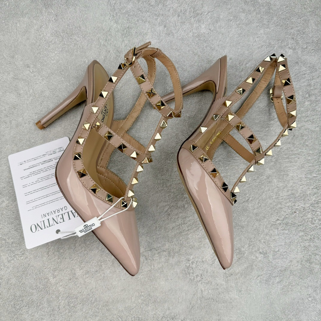 图片[3]-依旧当家花旦，意大利高奢时装品牌·华伦天奴/Valentino Garavani Rockstud Pumps For Women Shoes 系列三环绕式踝带铆钉漆皮系带女士高跟鞋 亮皮金铆钉 WS0375VNWP45 VALENTINO GARAVANI ROCKSTUD 漆皮系带铆钉高跟鞋 – 金属工艺效果处理铆钉 – 对比效果粉扑色软羊革绲边和系带 – 可调节搭扣开合 – 鞋跟高：6.5 厘米 尺码：35-39-选品中心
