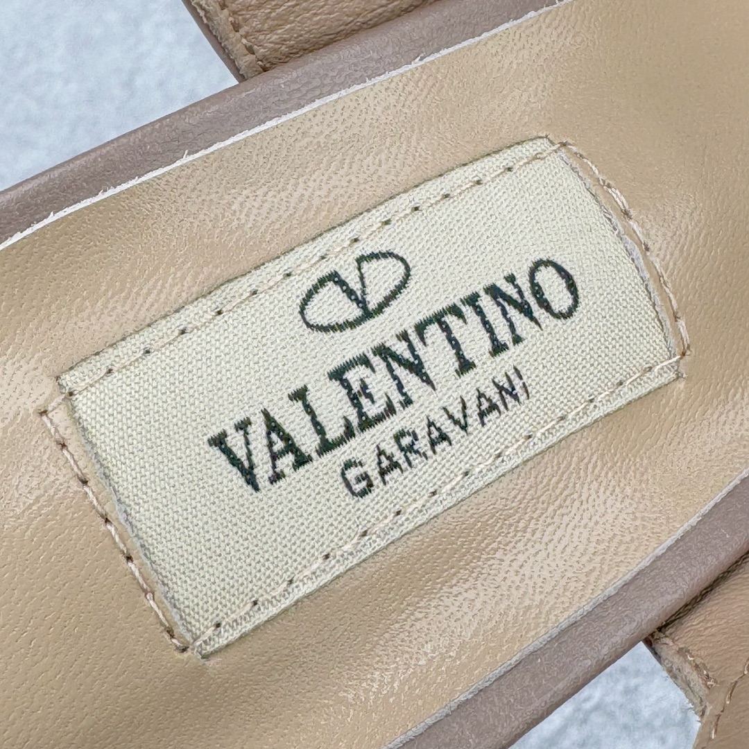 图片[11]-依旧当家花旦，意大利高奢时装品牌·华伦天奴/Valentino Garavani Rockstud Pumps For Women Shoes 系列三环绕式踝带铆钉漆皮系带女士高跟鞋 亮皮金铆钉 WS0375VNWP45 VALENTINO GARAVANI ROCKSTUD 漆皮系带铆钉高跟鞋 – 金属工艺效果处理铆钉 – 对比效果粉扑色软羊革绲边和系带 – 可调节搭扣开合 – 鞋跟高：6.5 厘米 尺码：35-39-选品中心