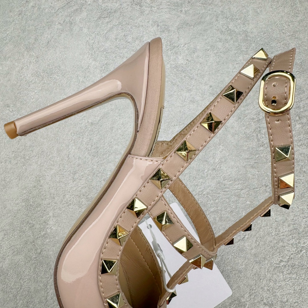 图片[6]-依旧当家花旦，意大利高奢时装品牌·华伦天奴/Valentino Garavani Rockstud Pumps For Women Shoes 系列三环绕式踝带铆钉漆皮系带女士高跟鞋 亮皮金铆钉 WS0375VNWP45 VALENTINO GARAVANI ROCKSTUD 漆皮系带铆钉高跟鞋 – 金属工艺效果处理铆钉 – 对比效果粉扑色软羊革绲边和系带 – 可调节搭扣开合 – 鞋跟高：6.5 厘米 尺码：35-39-选品中心