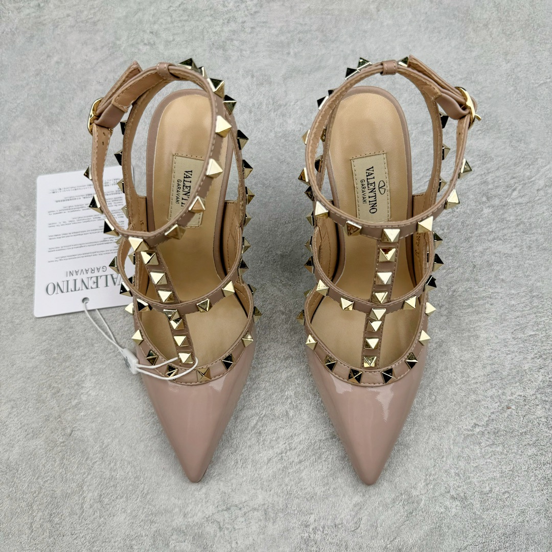 图片[2]-依旧当家花旦，意大利高奢时装品牌·华伦天奴/Valentino Garavani Rockstud Pumps For Women Shoes 系列三环绕式踝带铆钉漆皮系带女士高跟鞋 亮皮金铆钉 WS0375VNWP45 VALENTINO GARAVANI ROCKSTUD 漆皮系带铆钉高跟鞋 – 金属工艺效果处理铆钉 – 对比效果粉扑色软羊革绲边和系带 – 可调节搭扣开合 – 鞋跟高：6.5 厘米 尺码：35-39-选品中心