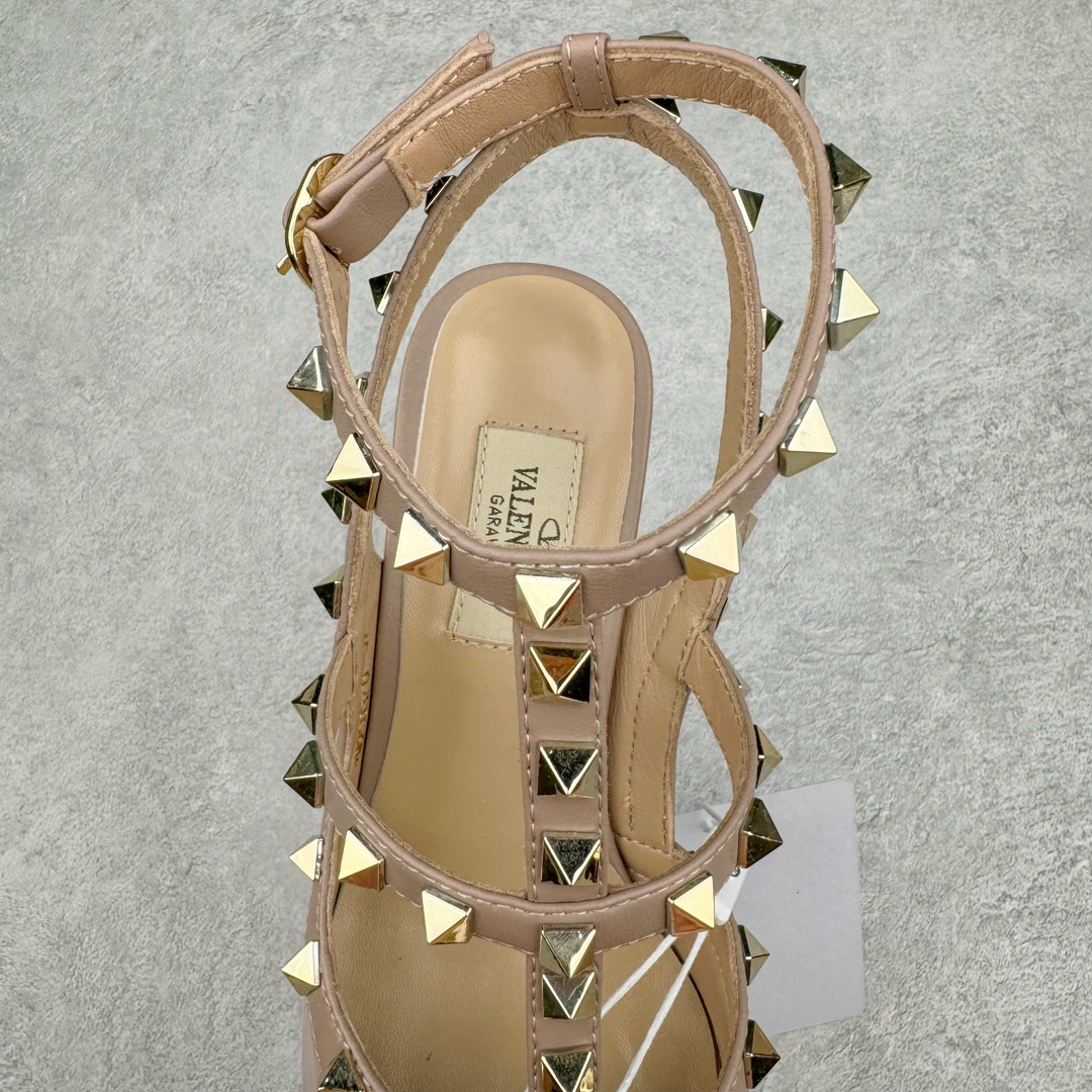 图片[5]-依旧当家花旦，意大利高奢时装品牌·华伦天奴/Valentino Garavani Rockstud Pumps For Women Shoes 系列三环绕式踝带铆钉漆皮系带女士高跟鞋 亮皮金铆钉 WS0375VNWP45 VALENTINO GARAVANI ROCKSTUD 漆皮系带铆钉高跟鞋 – 金属工艺效果处理铆钉 – 对比效果粉扑色软羊革绲边和系带 – 可调节搭扣开合 – 鞋跟高：6.5 厘米 尺码：35-39-选品中心