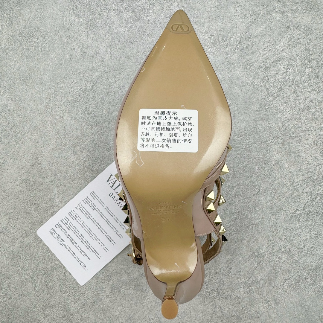 图片[9]-依旧当家花旦，意大利高奢时装品牌·华伦天奴/Valentino Garavani Rockstud Pumps For Women Shoes 系列三环绕式踝带铆钉漆皮系带女士高跟鞋 亮皮金铆钉 WS0375VNWP45 VALENTINO GARAVANI ROCKSTUD 漆皮系带铆钉高跟鞋 – 金属工艺效果处理铆钉 – 对比效果粉扑色软羊革绲边和系带 – 可调节搭扣开合 – 鞋跟高：6.5 厘米 尺码：35-39-选品中心