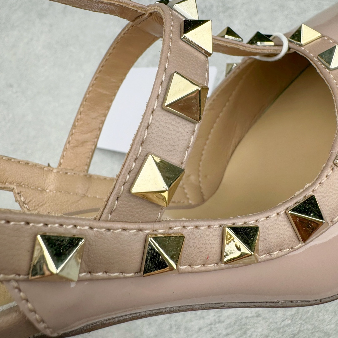 图片[10]-依旧当家花旦，意大利高奢时装品牌·华伦天奴/Valentino Garavani Rockstud Pumps For Women Shoes 系列三环绕式踝带铆钉漆皮系带女士高跟鞋 亮皮金铆钉 WS0375VNWP45 VALENTINO GARAVANI ROCKSTUD 漆皮系带铆钉高跟鞋 – 金属工艺效果处理铆钉 – 对比效果粉扑色软羊革绲边和系带 – 可调节搭扣开合 – 鞋跟高：6.5 厘米 尺码：35-39-选品中心