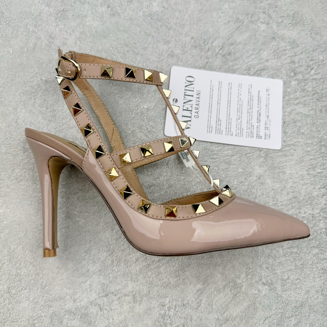 依旧当家花旦，意大利高奢时装品牌·华伦天奴/Valentino Garavani Rockstud Pumps For Women Shoes 系列三环绕式踝带铆钉漆皮系带女士高跟鞋 亮皮金铆钉 WS0375VNWP45 VALENTINO GARAVANI ROCKSTUD 漆皮系带铆钉高跟鞋 – 金属工艺效果处理铆钉 – 对比效果粉扑色软羊革绲边和系带 – 可调节搭扣开合 – 鞋跟高：6.5 厘米 尺码：35-39-选品中心