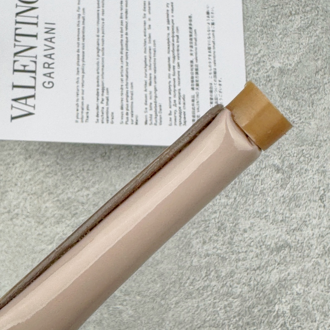 图片[15]-依旧当家花旦，意大利高奢时装品牌·华伦天奴/Valentino Garavani Rockstud Pumps For Women Shoes 系列三环绕式踝带铆钉漆皮系带女士高跟鞋 亮皮金铆钉 WS0375VNWP45 VALENTINO GARAVANI ROCKSTUD 漆皮系带铆钉高跟鞋 – 金属工艺效果处理铆钉 – 对比效果粉扑色软羊革绲边和系带 – 可调节搭扣开合 – 鞋跟高：6.5 厘米 尺码：35-39-选品中心