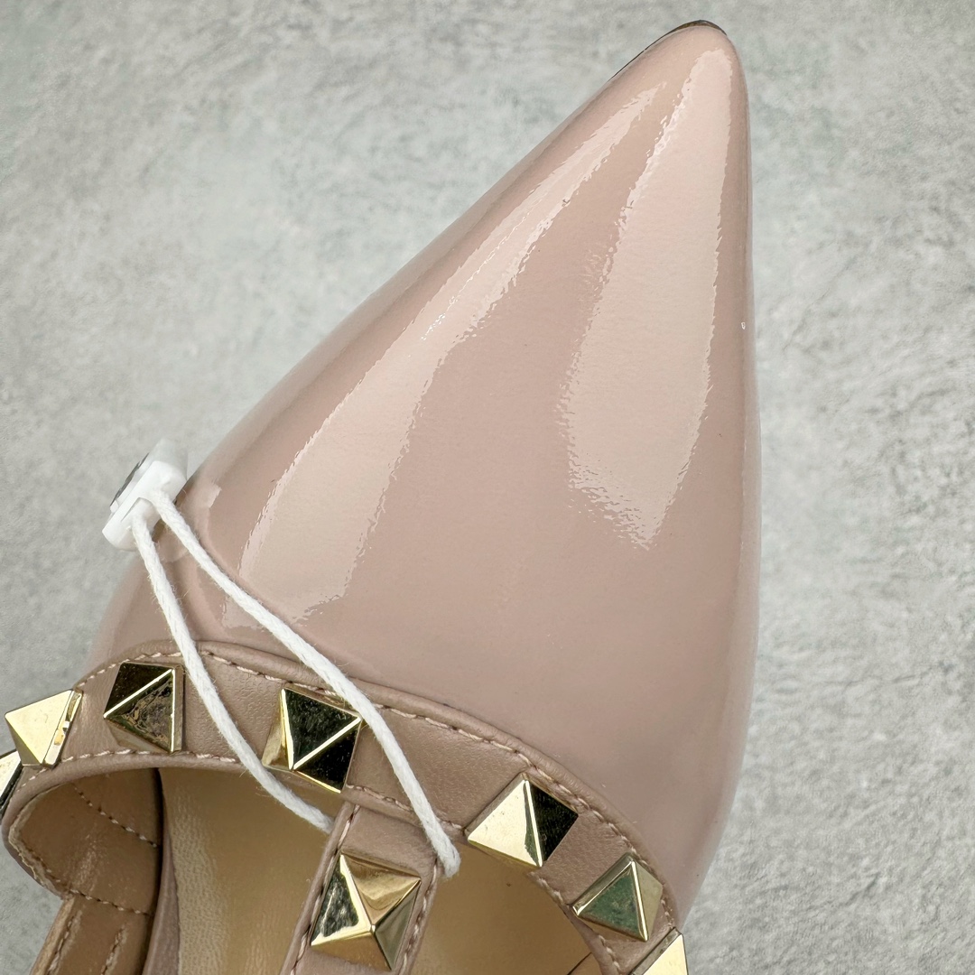 图片[14]-依旧当家花旦，意大利高奢时装品牌·华伦天奴/Valentino Garavani Rockstud Pumps For Women Shoes 系列三环绕式踝带铆钉漆皮系带女士高跟鞋 亮皮金铆钉 WS0375VNWP45 VALENTINO GARAVANI ROCKSTUD 漆皮系带铆钉高跟鞋 – 金属工艺效果处理铆钉 – 对比效果粉扑色软羊革绲边和系带 – 可调节搭扣开合 – 鞋跟高：6.5 厘米 尺码：35-39-选品中心