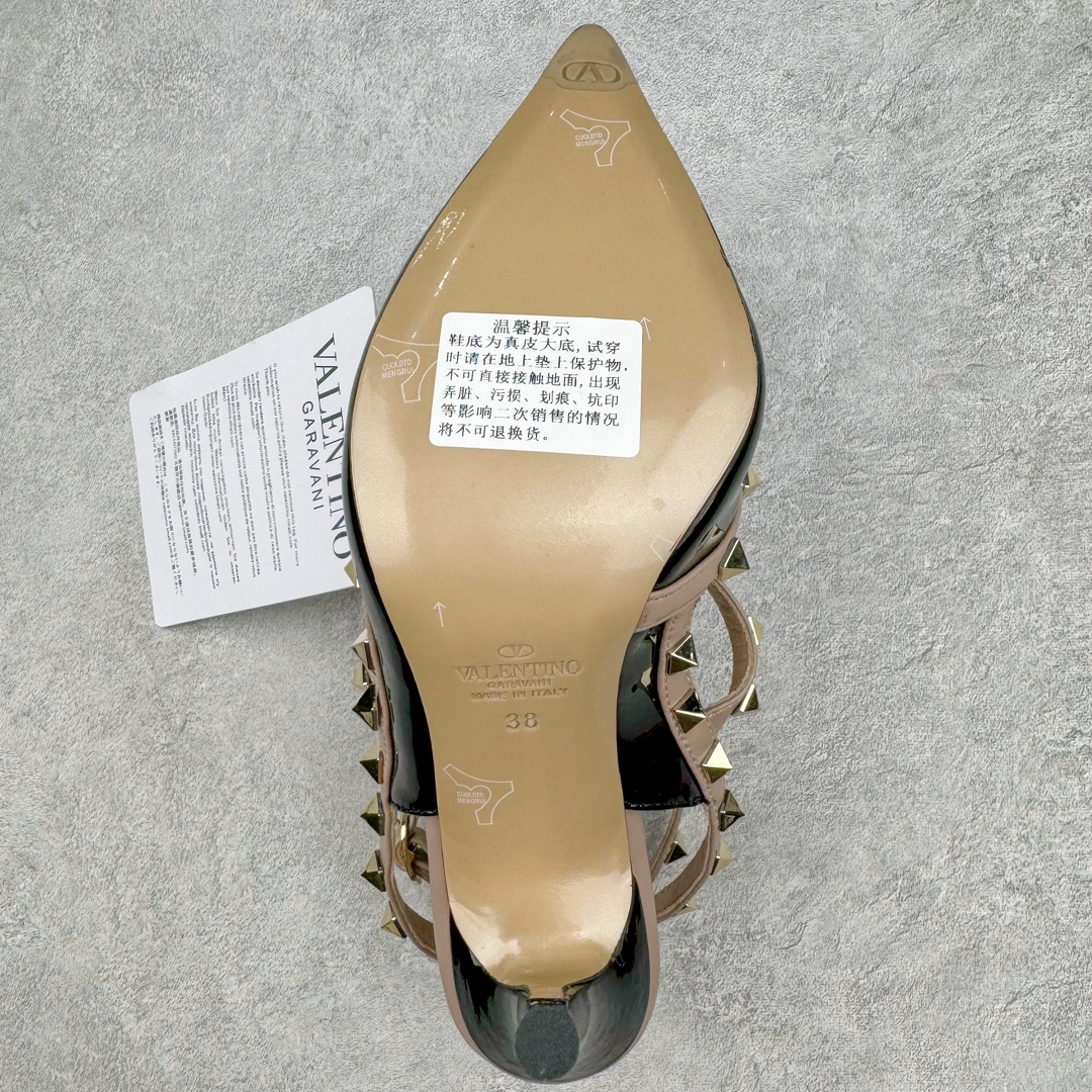 图片[9]-依旧当家花旦，意大利高奢时装品牌·华伦天奴/Valentino Garavani Rockstud Pumps For Women Shoes 系列三环绕式踝带铆钉漆皮系带女士高跟鞋 亮皮金铆钉 WS0375VNWP45 VALENTINO GARAVANI ROCKSTUD 漆皮系带铆钉高跟鞋 – 金属工艺效果处理铆钉 – 对比效果粉扑色软羊革绲边和系带 – 可调节搭扣开合 – 鞋跟高：6.5 厘米 尺码：35-39-选品中心