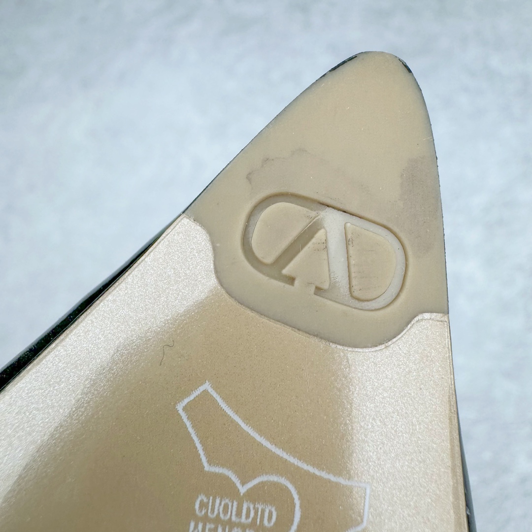 图片[16]-依旧当家花旦，意大利高奢时装品牌·华伦天奴/Valentino Garavani Rockstud Pumps For Women Shoes 系列三环绕式踝带铆钉漆皮系带女士高跟鞋 亮皮金铆钉 WS0375VNWP45 VALENTINO GARAVANI ROCKSTUD 漆皮系带铆钉高跟鞋 – 金属工艺效果处理铆钉 – 对比效果粉扑色软羊革绲边和系带 – 可调节搭扣开合 – 鞋跟高：6.5 厘米 尺码：35-39-选品中心