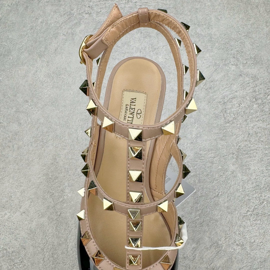 图片[5]-依旧当家花旦，意大利高奢时装品牌·华伦天奴/Valentino Garavani Rockstud Pumps For Women Shoes 系列三环绕式踝带铆钉漆皮系带女士高跟鞋 亮皮金铆钉 WS0375VNWP45 VALENTINO GARAVANI ROCKSTUD 漆皮系带铆钉高跟鞋 – 金属工艺效果处理铆钉 – 对比效果粉扑色软羊革绲边和系带 – 可调节搭扣开合 – 鞋跟高：6.5 厘米 尺码：35-39-选品中心