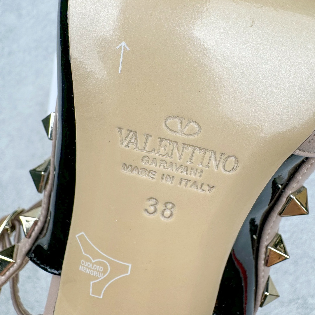 图片[15]-依旧当家花旦，意大利高奢时装品牌·华伦天奴/Valentino Garavani Rockstud Pumps For Women Shoes 系列三环绕式踝带铆钉漆皮系带女士高跟鞋 亮皮金铆钉 WS0375VNWP45 VALENTINO GARAVANI ROCKSTUD 漆皮系带铆钉高跟鞋 – 金属工艺效果处理铆钉 – 对比效果粉扑色软羊革绲边和系带 – 可调节搭扣开合 – 鞋跟高：6.5 厘米 尺码：35-39-选品中心