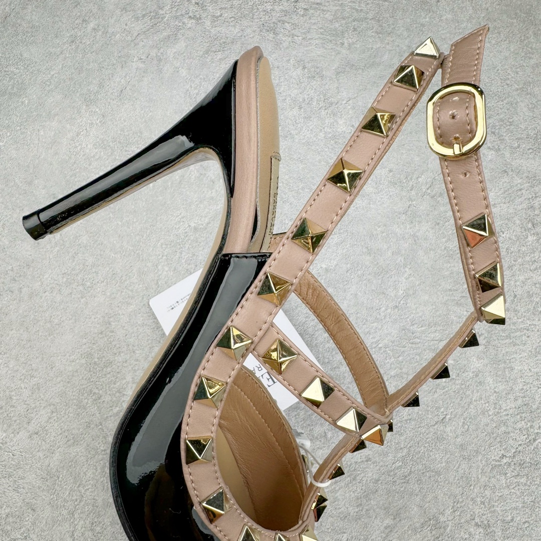 图片[6]-依旧当家花旦，意大利高奢时装品牌·华伦天奴/Valentino Garavani Rockstud Pumps For Women Shoes 系列三环绕式踝带铆钉漆皮系带女士高跟鞋 亮皮金铆钉 WS0375VNWP45 VALENTINO GARAVANI ROCKSTUD 漆皮系带铆钉高跟鞋 – 金属工艺效果处理铆钉 – 对比效果粉扑色软羊革绲边和系带 – 可调节搭扣开合 – 鞋跟高：6.5 厘米 尺码：35-39-选品中心