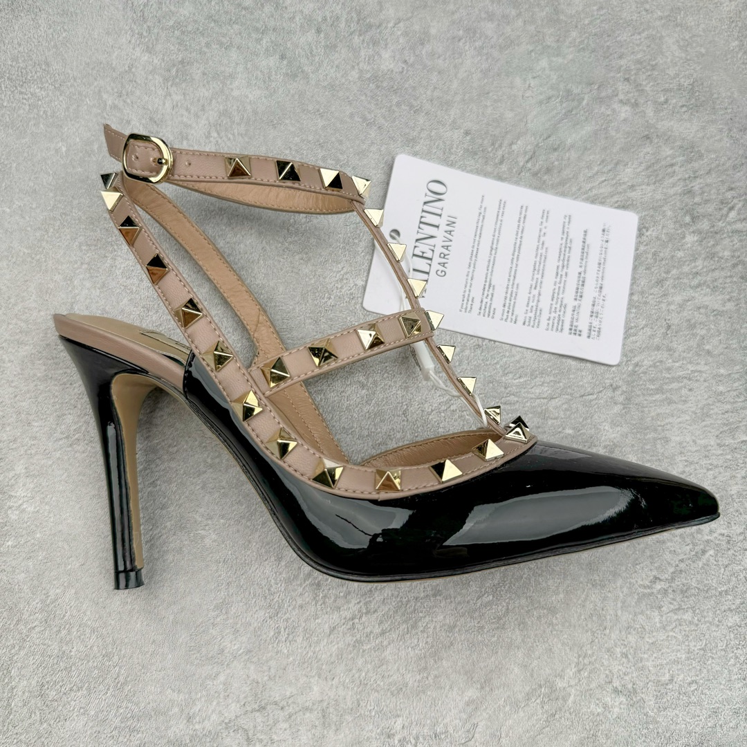 依旧当家花旦，意大利高奢时装品牌·华伦天奴/Valentino Garavani Rockstud Pumps For Women Shoes 系列三环绕式踝带铆钉漆皮系带女士高跟鞋 亮皮金铆钉 WS0375VNWP45 VALENTINO GARAVANI ROCKSTUD 漆皮系带铆钉高跟鞋 – 金属工艺效果处理铆钉 – 对比效果粉扑色软羊革绲边和系带 – 可调节搭扣开合 – 鞋跟高：6.5 厘米 尺码：35-39-选品中心
